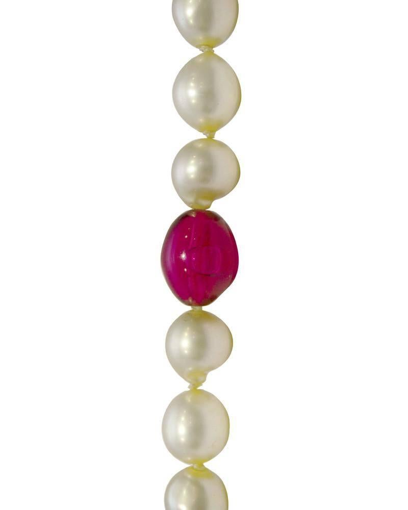 1960's Anonymous Faux Pearl & Red Poured Glass Necklace  In Excellent Condition In Toronto, Ontario