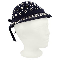 Holt Renfrew - Chapeau bleu marine avec œillets blancs, années 1950  