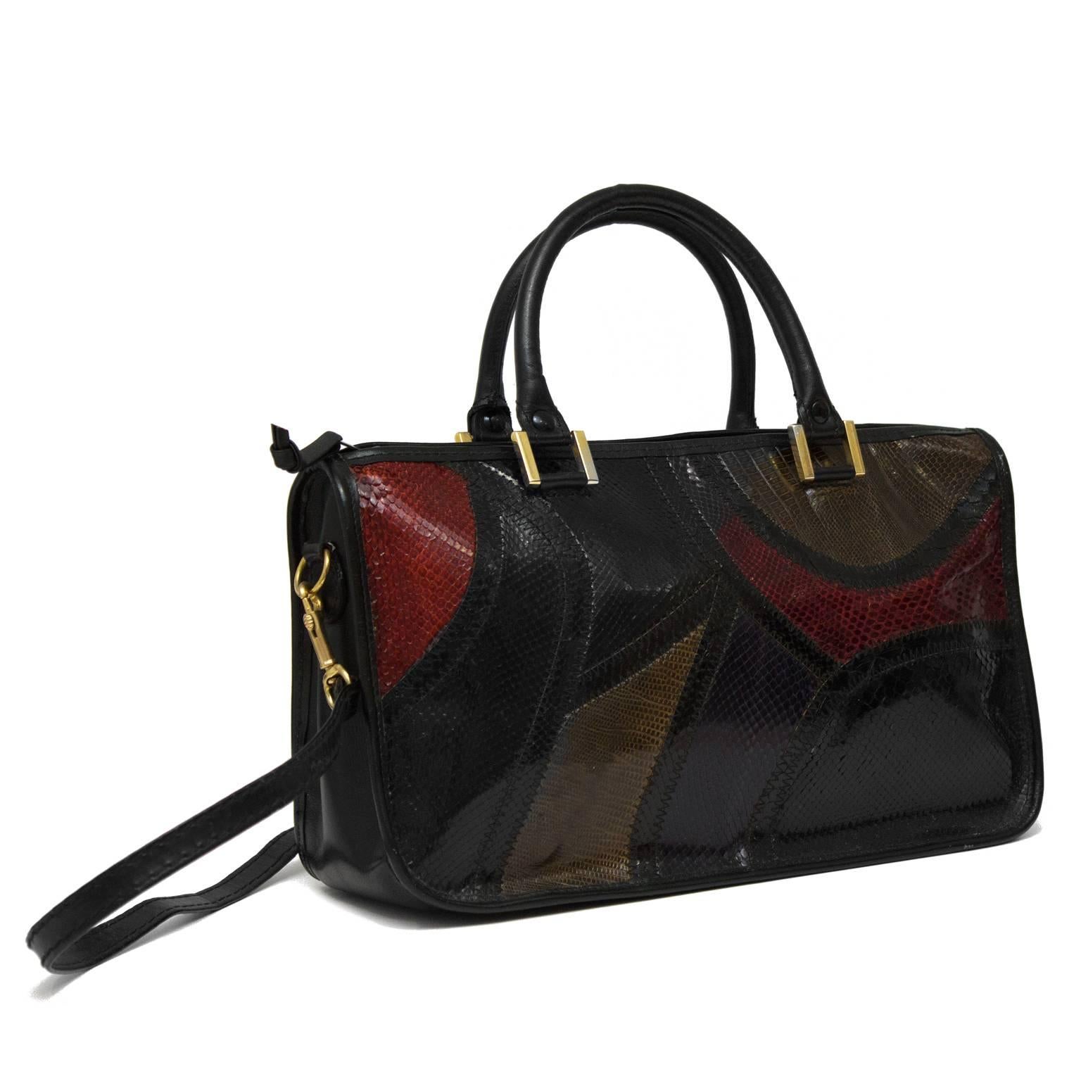 Sac à patchwork en cuir et reptile, multicolore et aux multiples variétés, en parfait état, non utilisé. Fermeture éclair sur le dessus, sangle amovible non réglable et deux poignées. Quincaillerie de couleur or, poche intérieure zippée. Fabriqué en