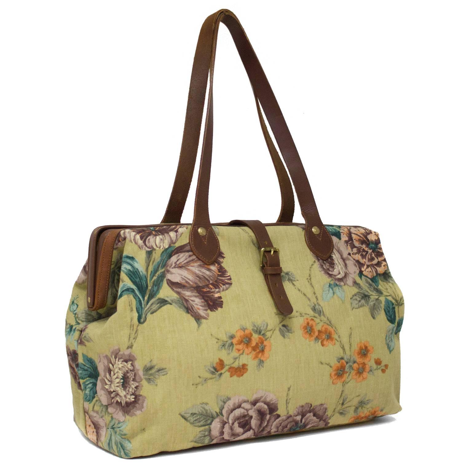 J & M Davidson mid 1980's floral printed carpet bag with overall floral design on natural canvas. In excellent condition, a perfect weekend bag for the country, plenty of space inside. Fresh and clean interior. 

Handles: 28