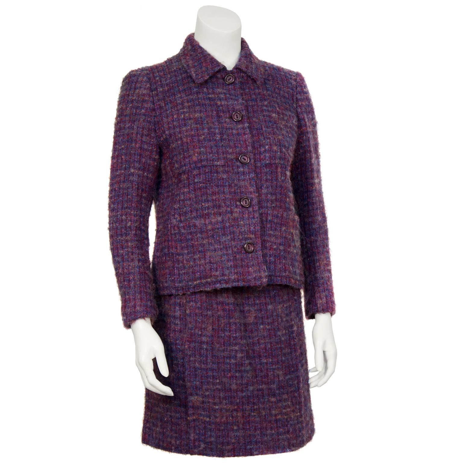 Schöne Guy Laroche gewebte Wolle Boucle Rock Anzug aus den 1960er Jahren. Die Jacke hat einen spitzen Kragen und vier aufgesetzte Taschen auf der Vorderseite. Der Rock lässt sich an der hinteren linken Hüfte mit einem Reißverschluss schließen. In