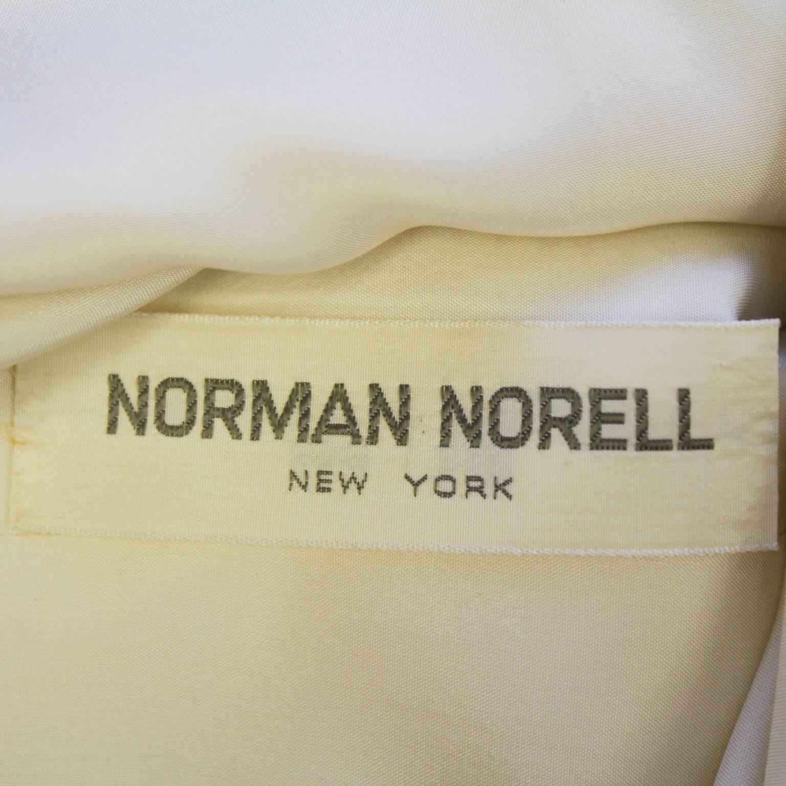 Robe beige avec grands bijoux Norell des années 1960 Pour femmes en vente