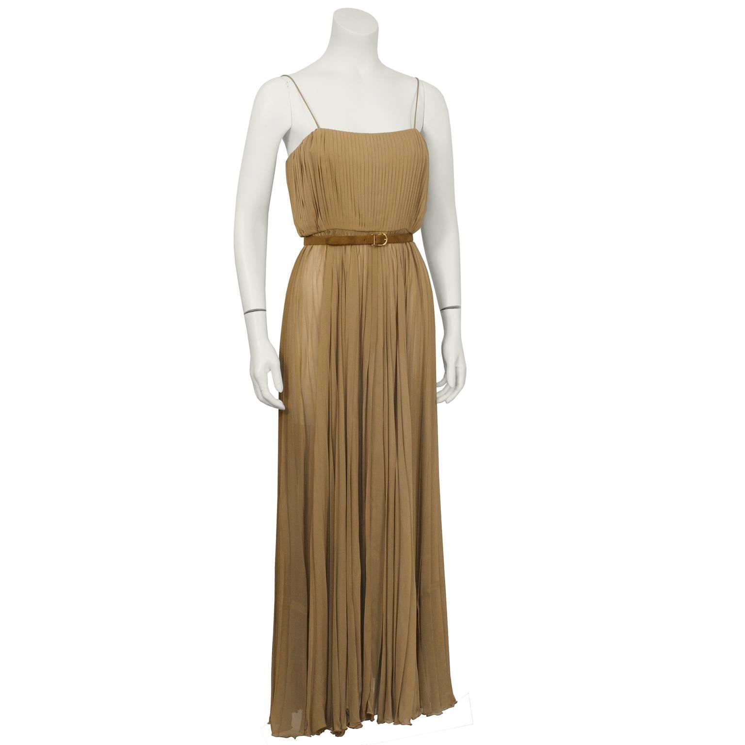 Marrone Bill Blass: abito a pieghe in chiffon color moka con cintura in vendita