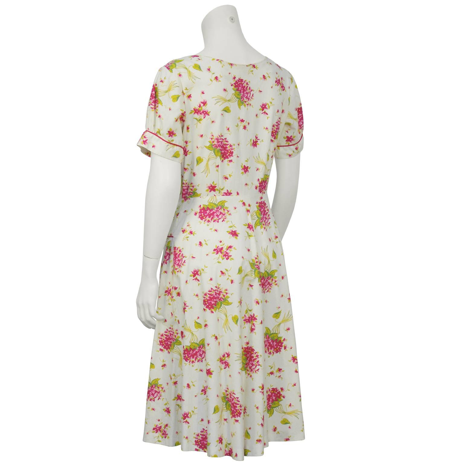 Beige Abito da giorno in cotone floreale degli anni '50 con profili rossi in vendita