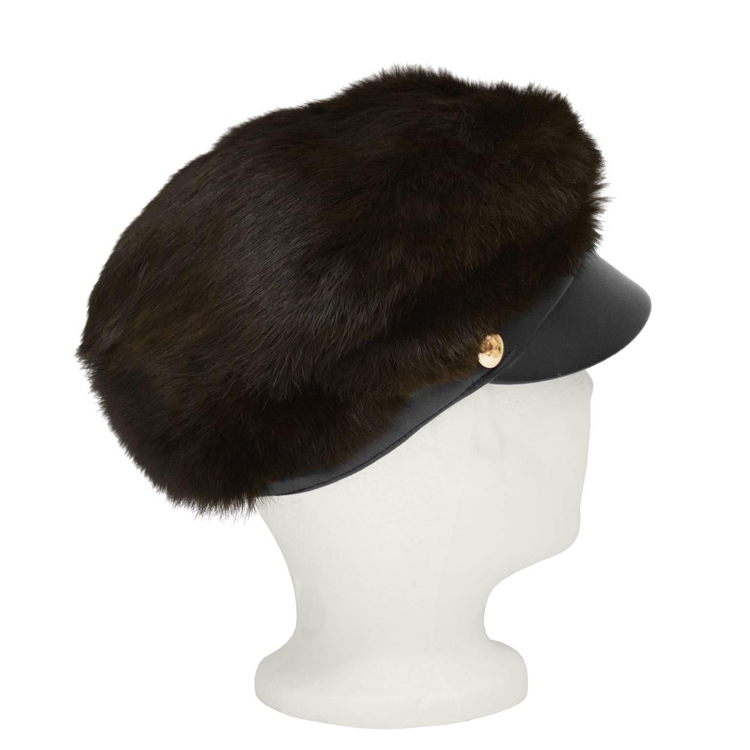 Casquette Madcaps pour Bonwit Teller en vison brun foncé et cuir noir à bord pointu des années 1960. Corps en vison avec bord et garniture en cuir noir. Boutons en métal doré de chaque côté du bord. En excellent état, convient aux petites tailles.