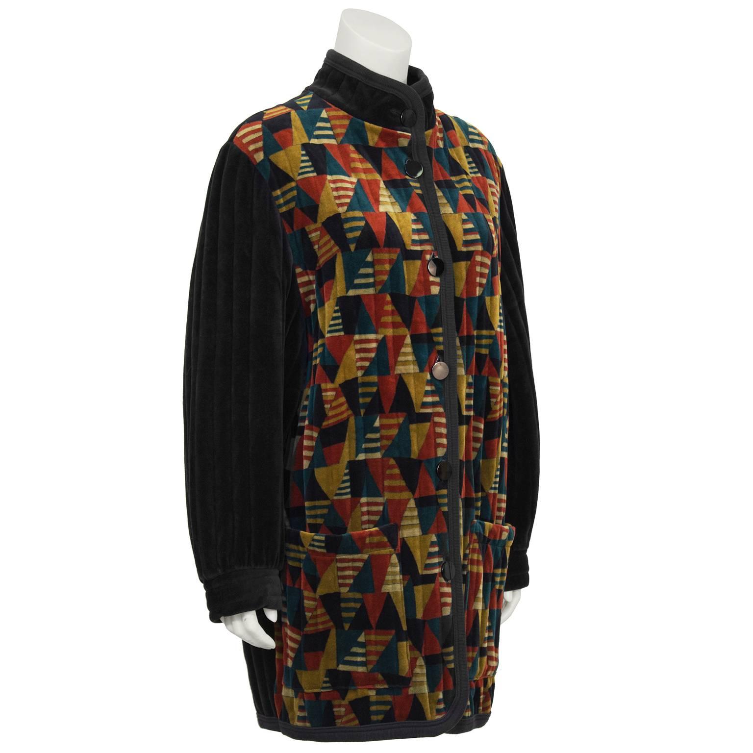 Cappotto verticale trapuntato a 3/4 di Yves Saint Laurent/YSL, anni '80 circa. Sfumature di blu, ruggine bruciato, verde acqua...  Il modello è di colore beige e beige con un motivo geometrico astratto sul corpo. Colletto leggermente rialzato,