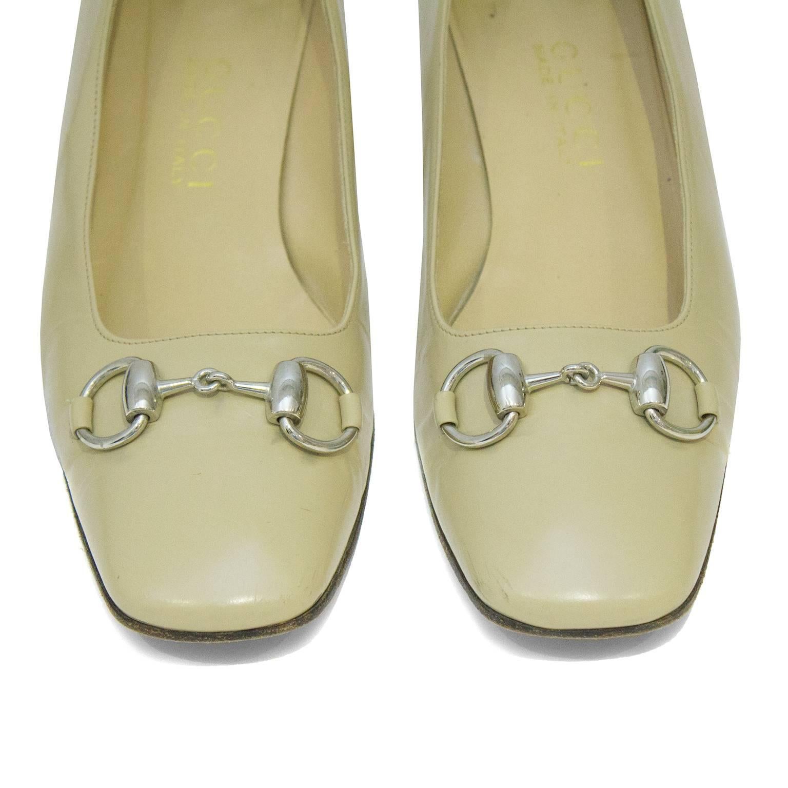 1990's Gucci Beige Leather Low Heels with Silver Horsebit In Good Condition In Toronto, Ontario