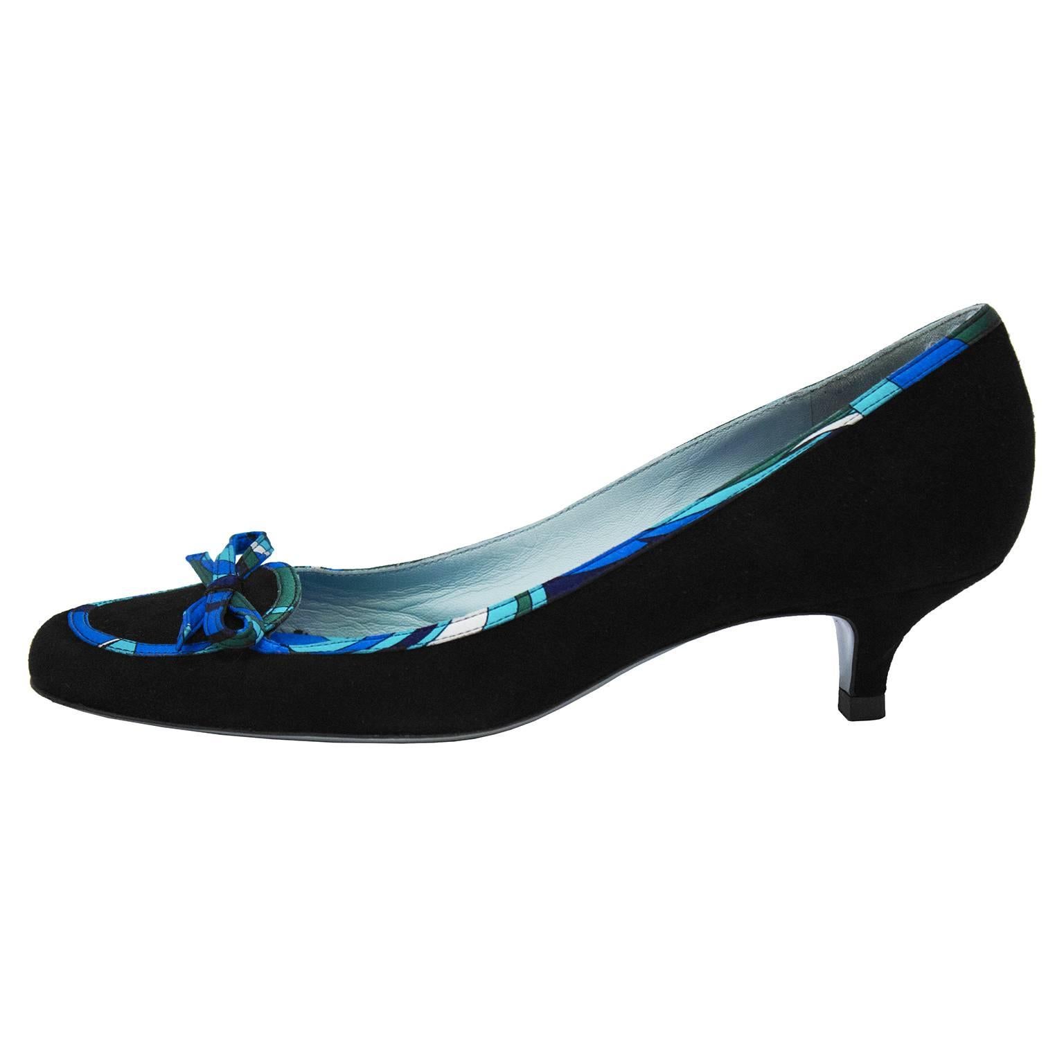 Sweet Emilio Pucci black kitten heels from the early 2000's, trimmed in classic royal blue, mint green and black Pucci print. The insole is also finished in matching Pucci print and the shoe is adorned with a bow on top of the tongue. In excellent