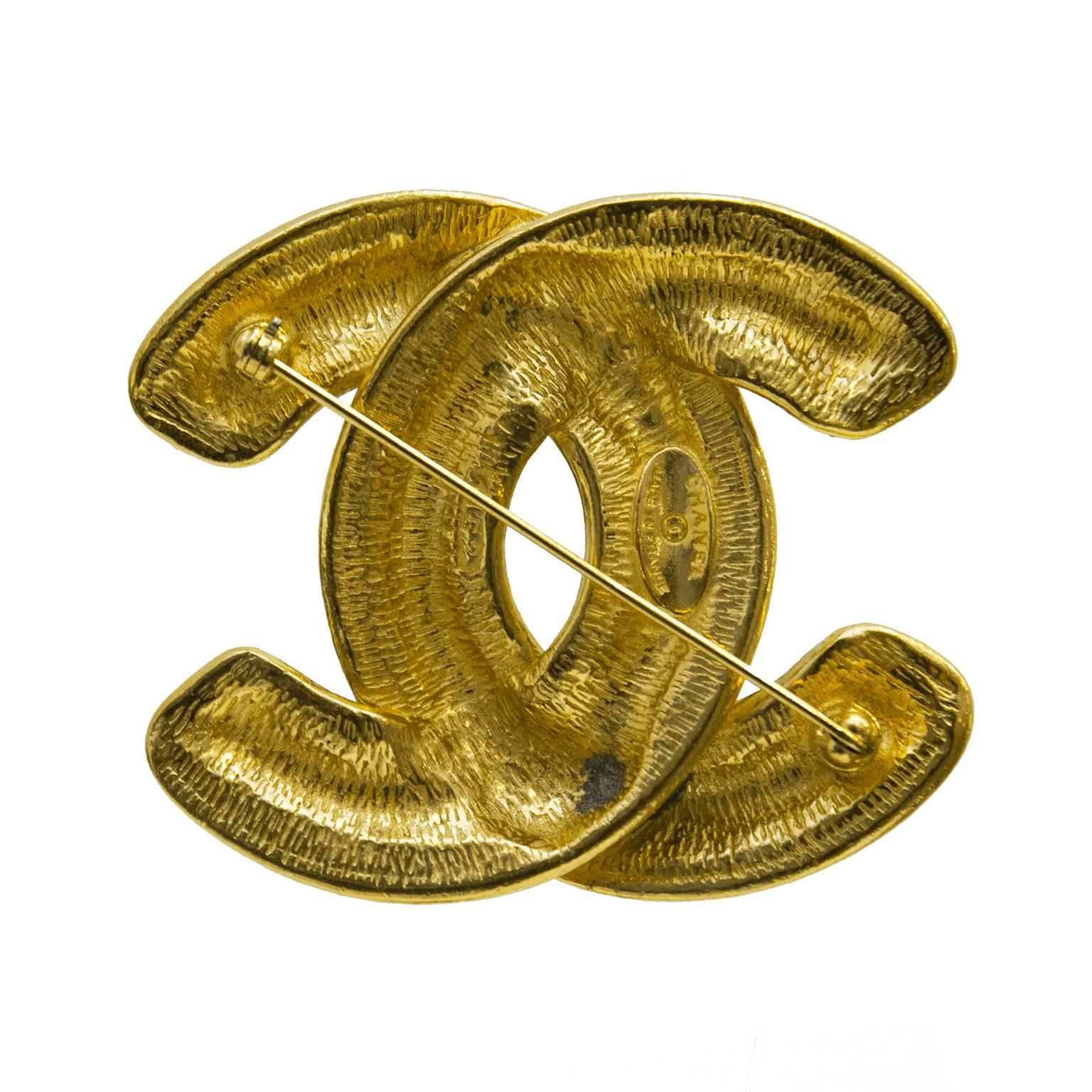 Double CC Chanel brooch in gilt metal with faux quilted motif. Perfect to wear on your favorite denim jacket or on the lapel of a blazer. In excellent condition, a great gift idea for someone special. 

Length 2.25