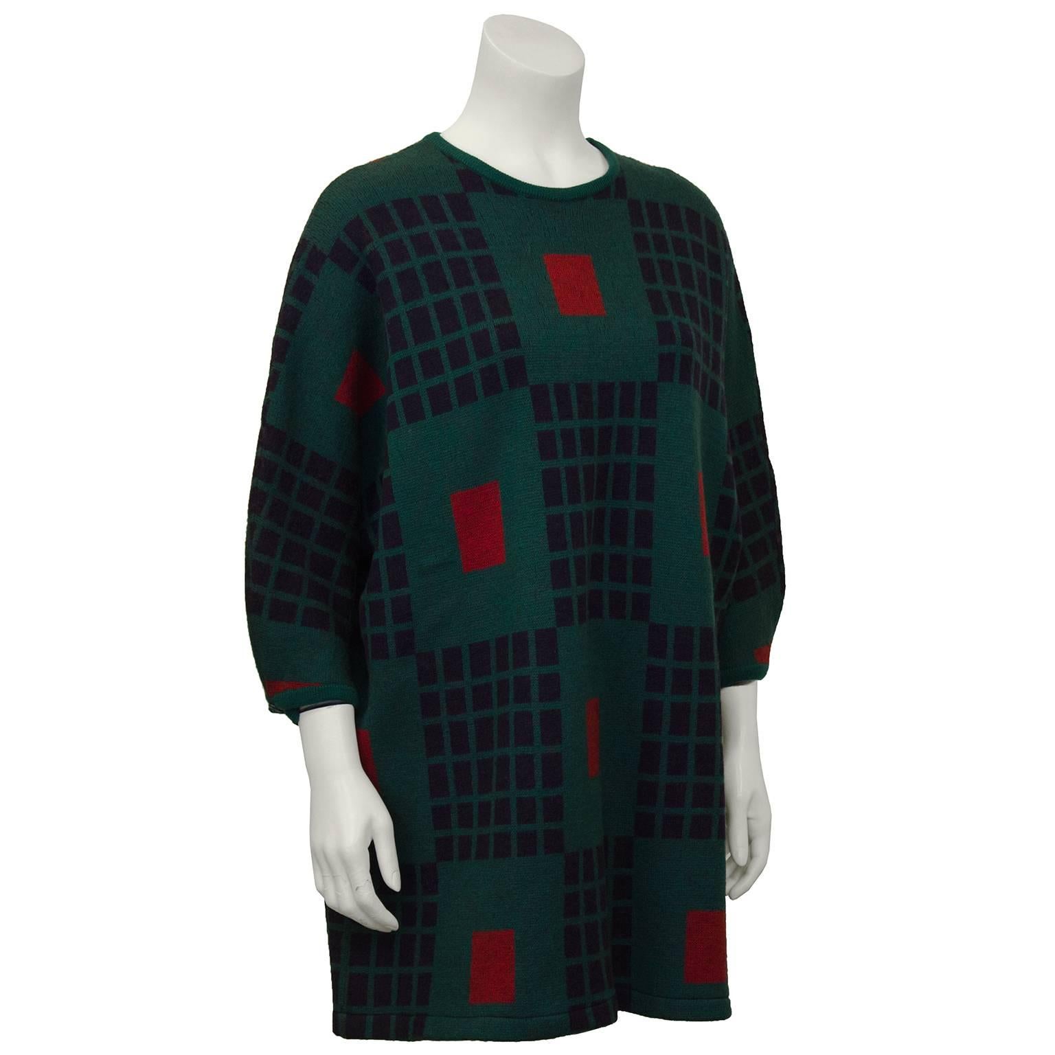 Hunter green with red and black geometric pattern. Dolman sleeves, works great over pants or as mini dress with tights. In excellent vintage condition. US size 6.

Sleeve: 8