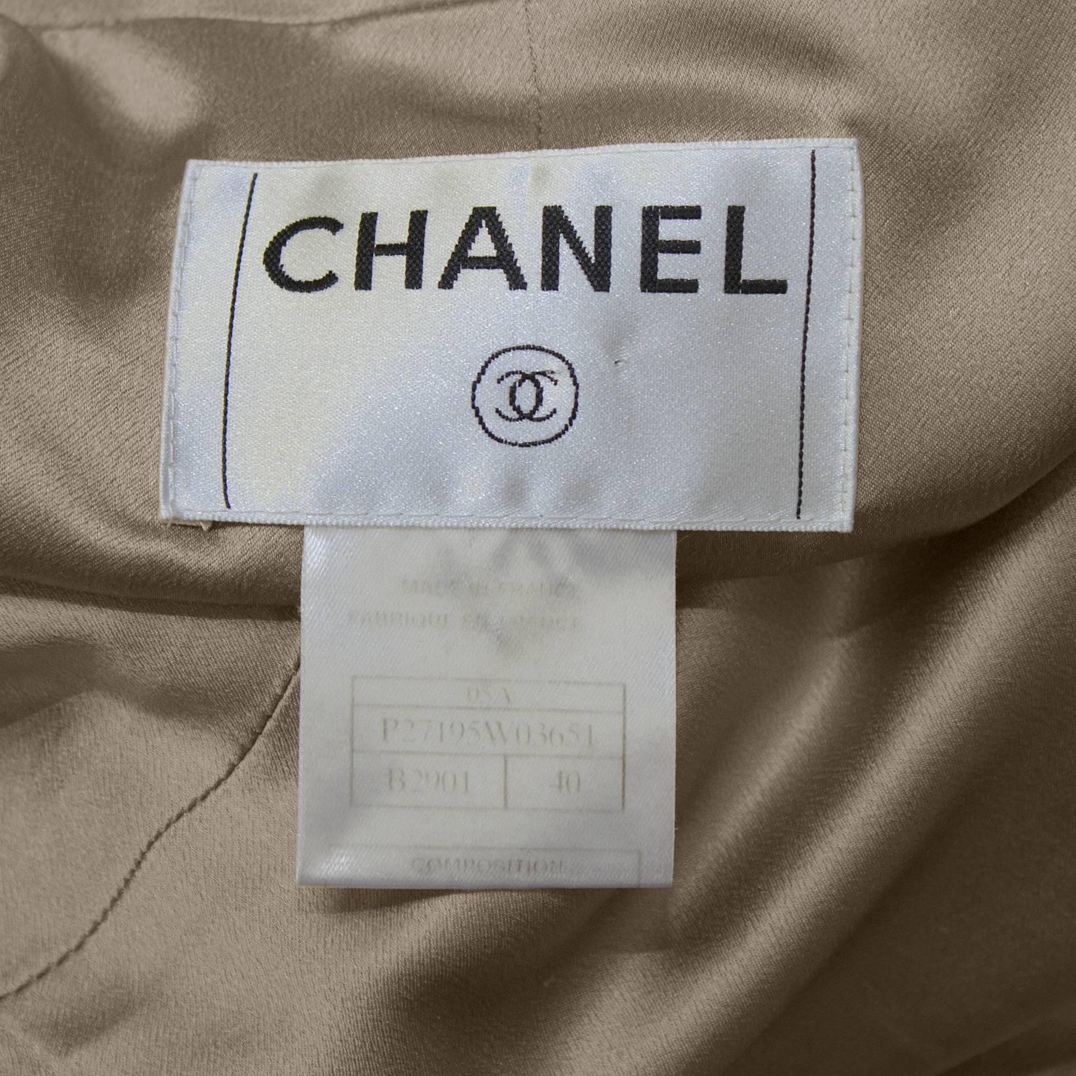 2005 Chanel 3-teiliger Boucle-Rockanzug in Taupe, Creme und Grau im Angebot 1