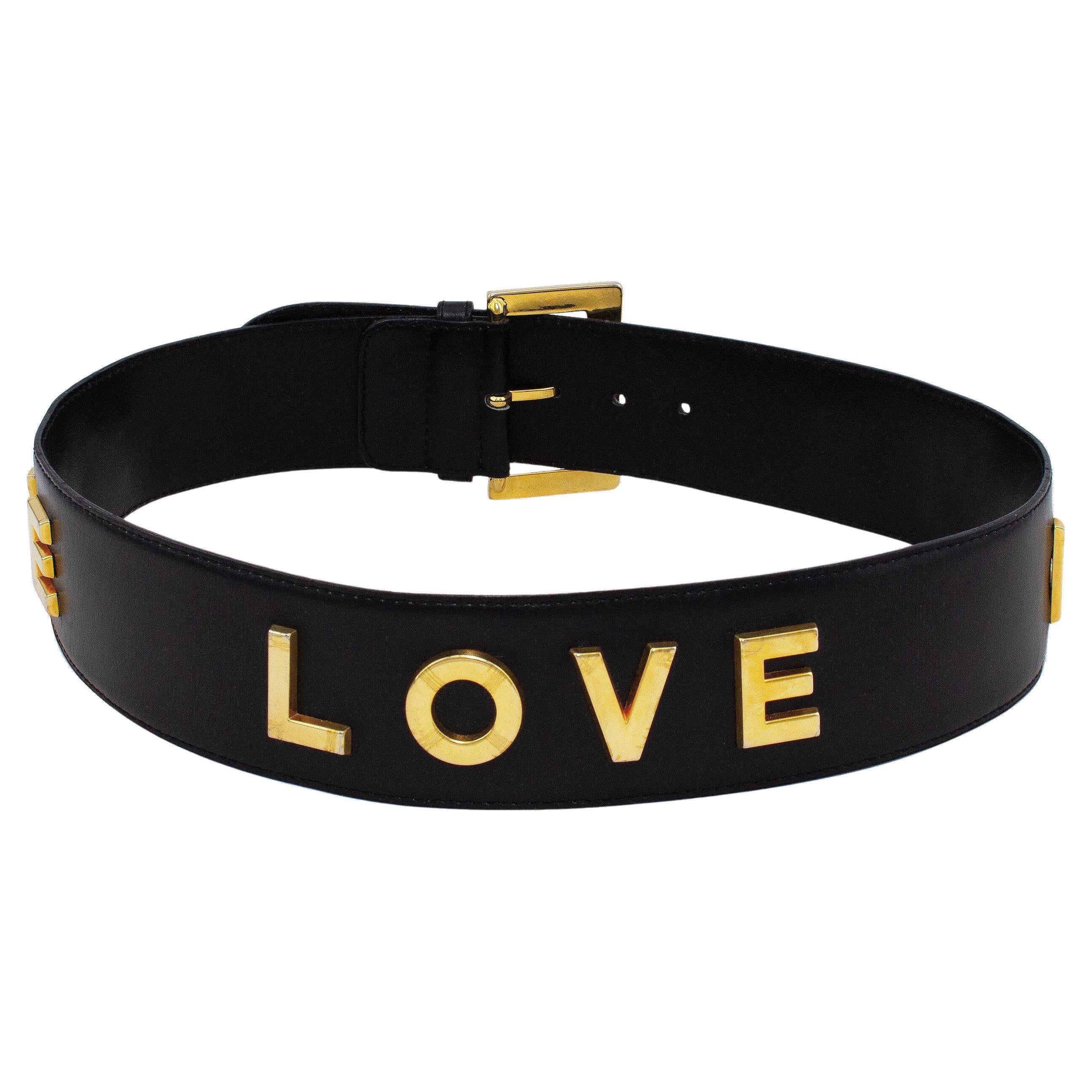 1990er Rena Lange Schwarzer und goldener „LOVE“ Gürtel im Angebot