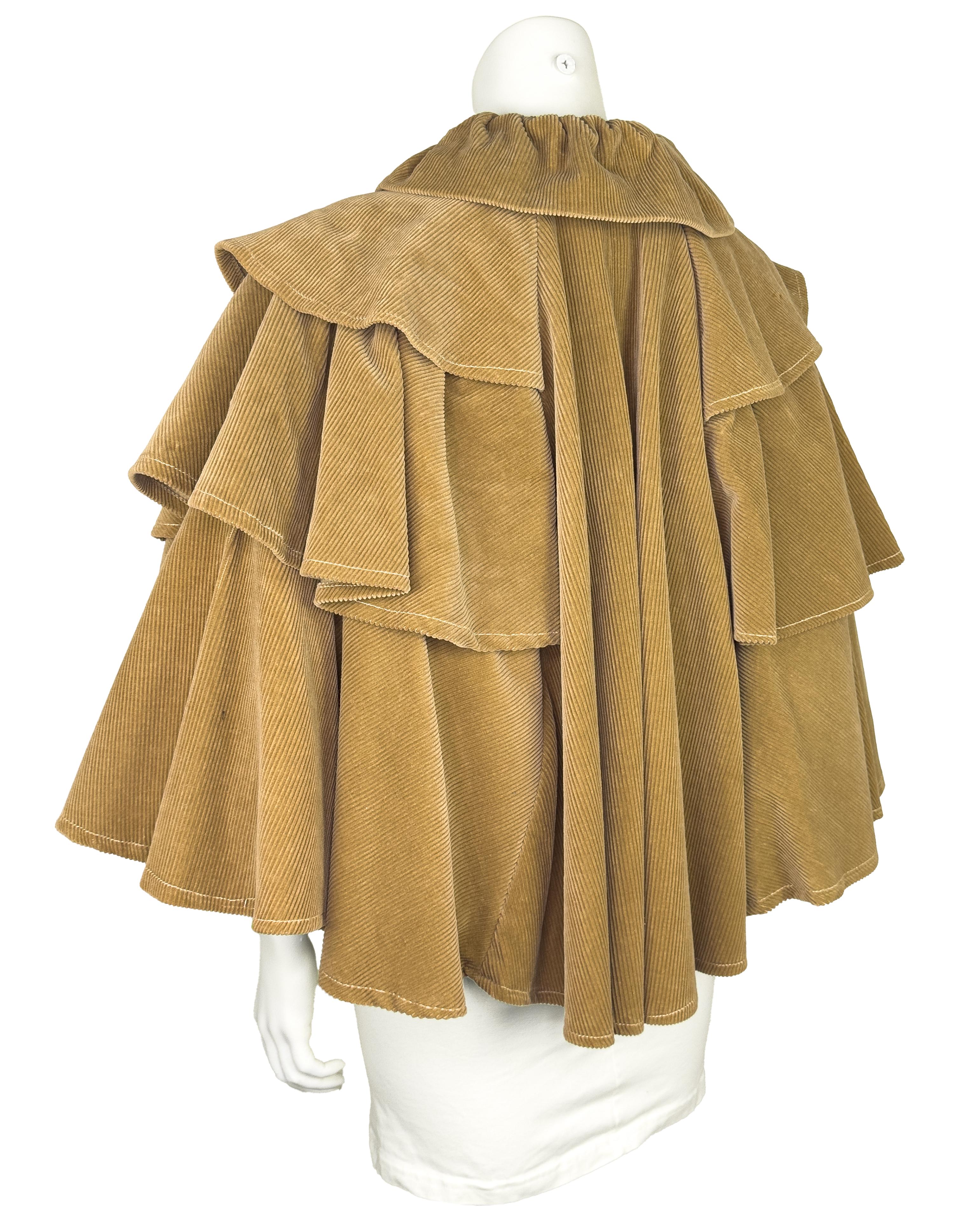 Marrone Laura Ashley anni '60, mantello a pieghe in velluto a coste colorato. in vendita