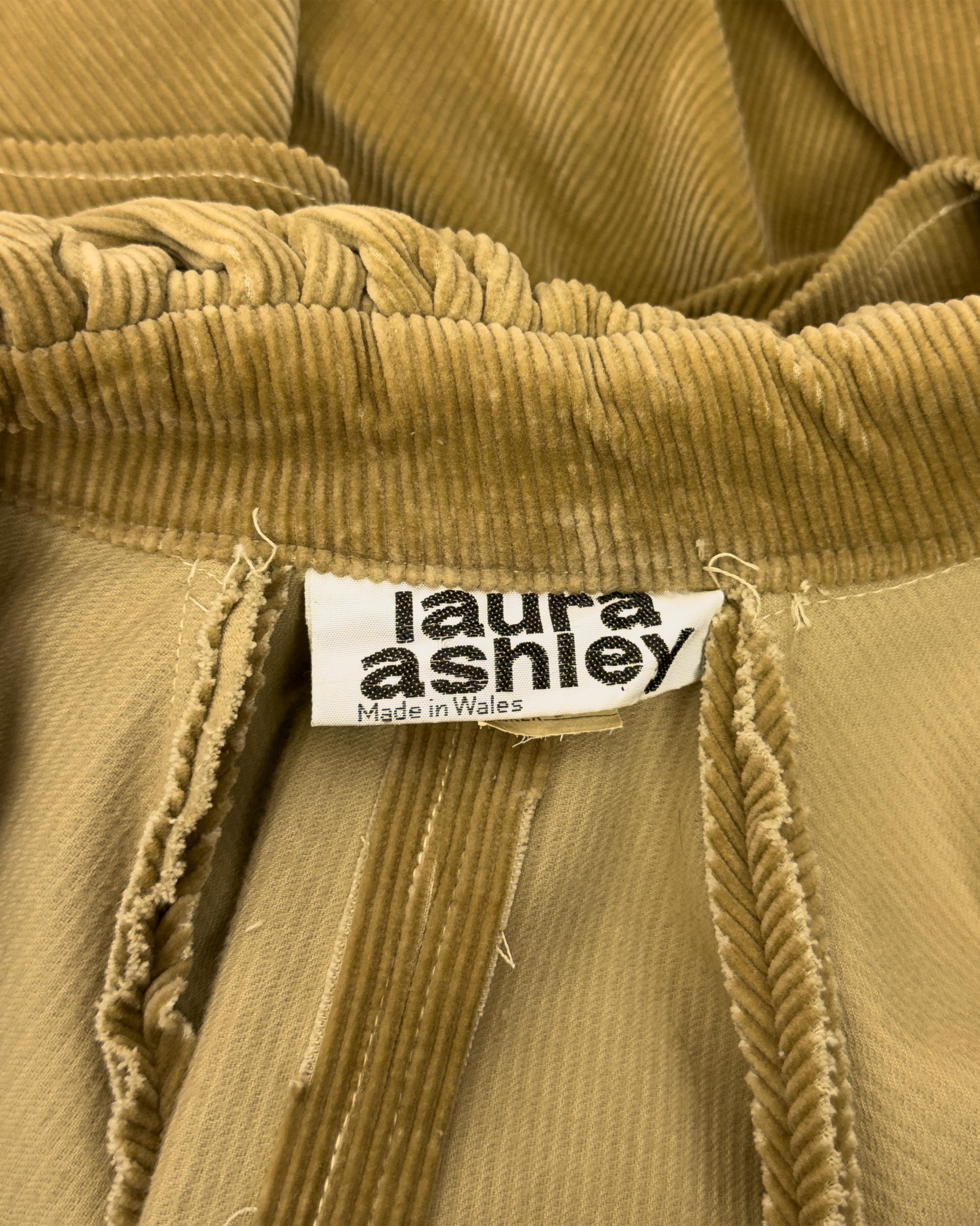 Laura Ashley anni '60, mantello a pieghe in velluto a coste colorato. in vendita 1