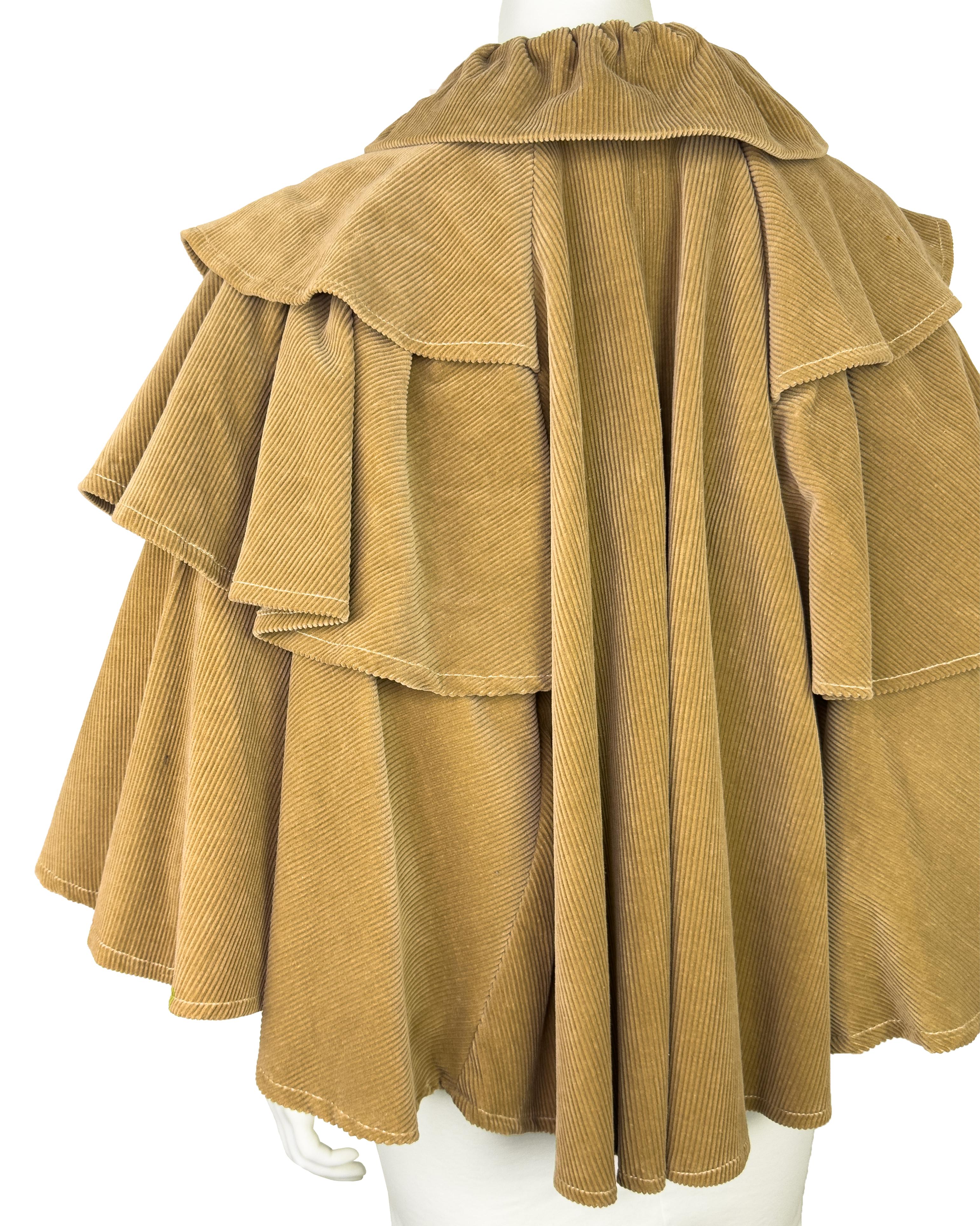Donna Laura Ashley anni '60, mantello a pieghe in velluto a coste colorato. in vendita