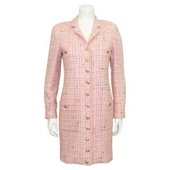 Abito a cappotto in tweed rosa Chanel dei primi anni '90 con bottoni dorati a forma di camelia