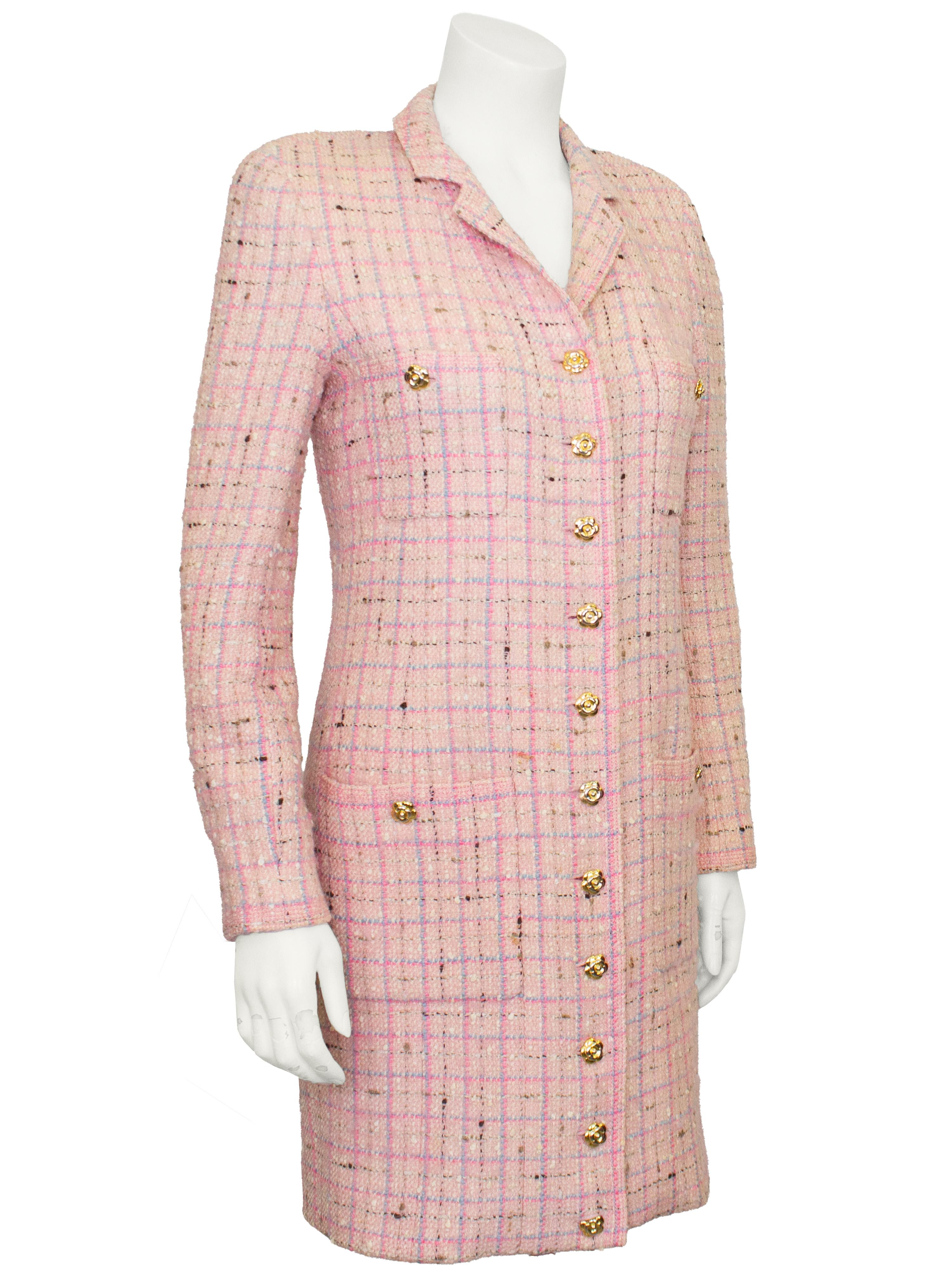 Intramontabile e classico abito a giacca lunga/cappotto di Chanel della fine degli anni '90. Tweed rosa pallido con colori rosa brillante, blu pallido, crema e marrone. Colletto basso e scantonato con ampie tasche applicate sul busto e sui fianchi.