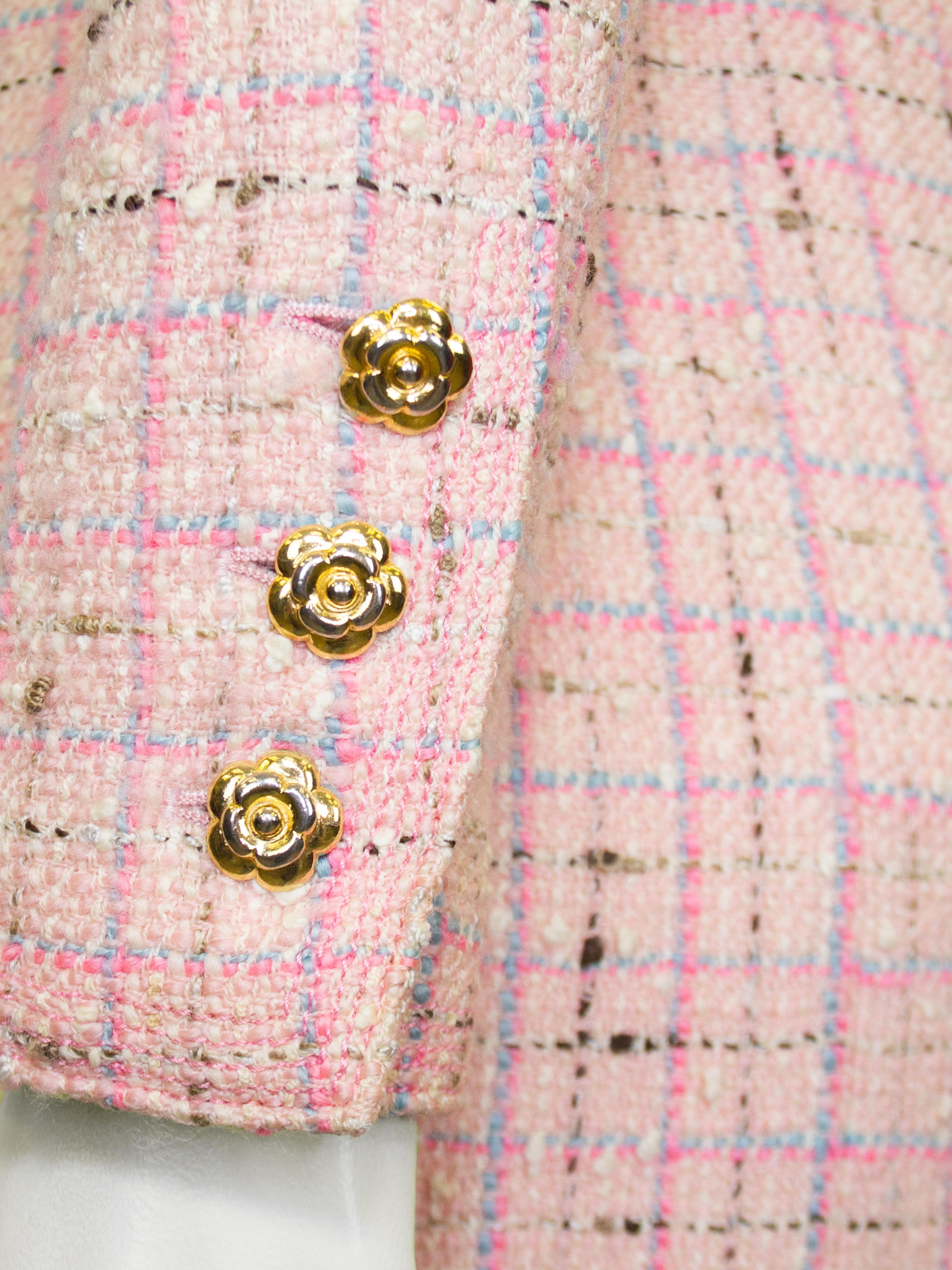 Donna Abito a cappotto in tweed rosa Chanel dei primi anni '90 con bottoni dorati a forma di camelia in vendita