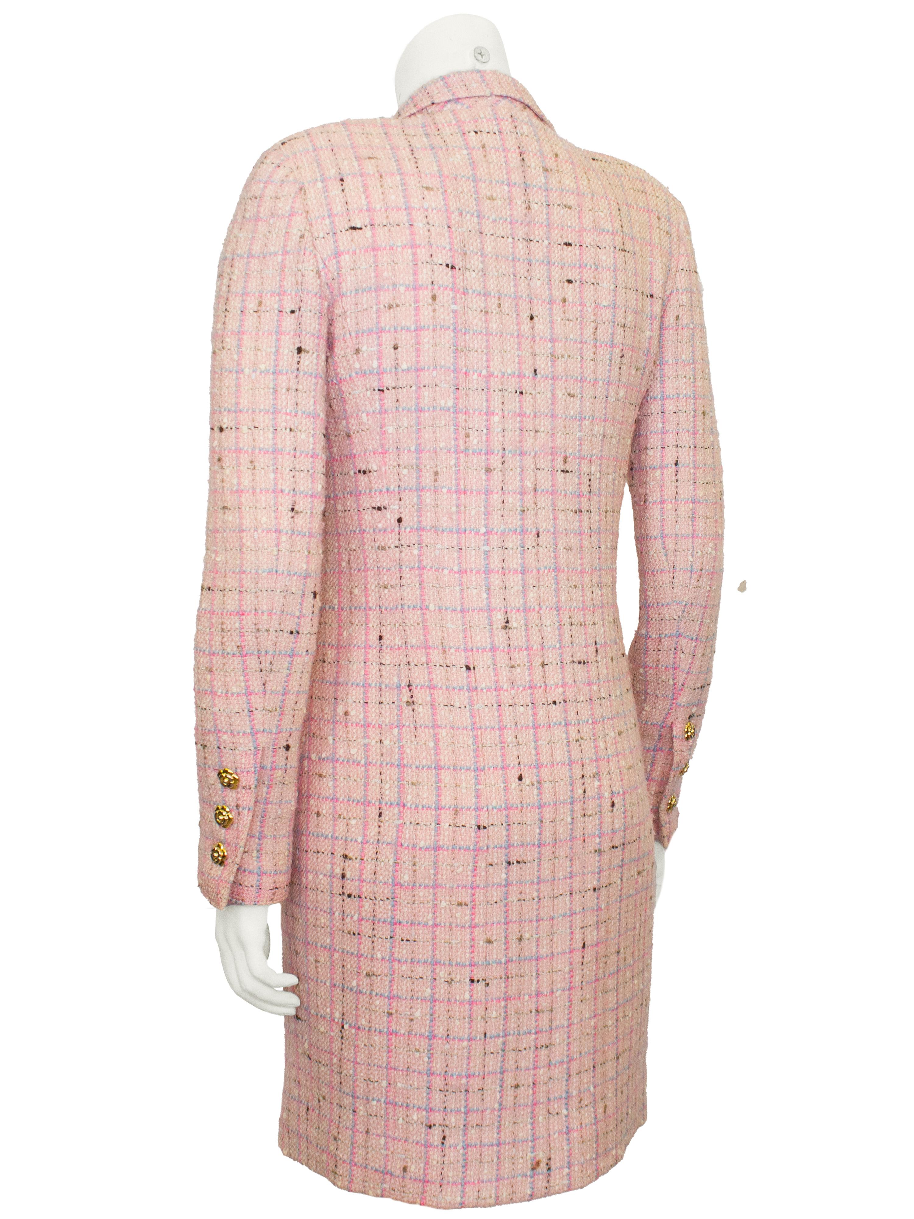 Beige Abito a cappotto in tweed rosa Chanel dei primi anni '90 con bottoni dorati a forma di camelia in vendita