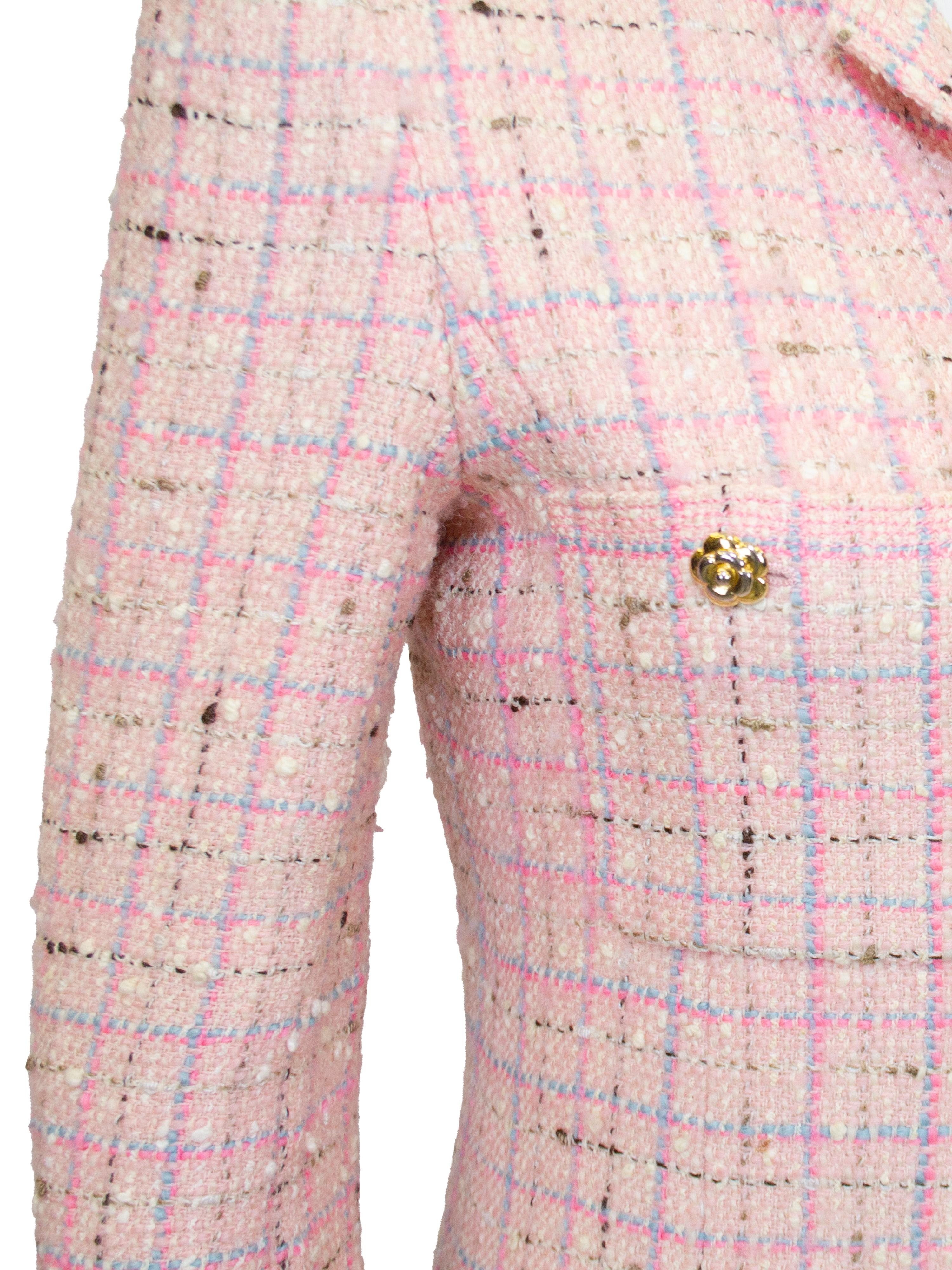 Abito a cappotto in tweed rosa Chanel dei primi anni '90 con bottoni dorati a forma di camelia in vendita 1