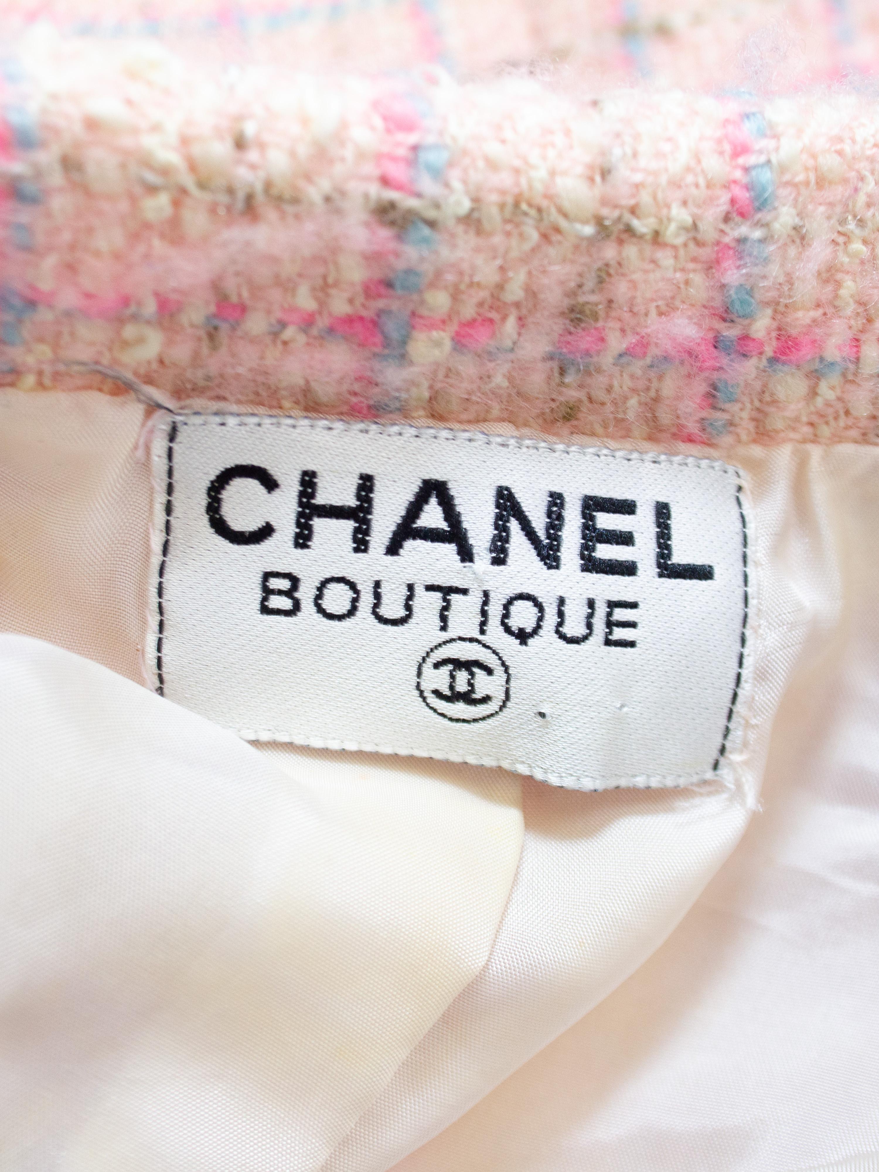 Abito a cappotto in tweed rosa Chanel dei primi anni '90 con bottoni dorati a forma di camelia in vendita 2