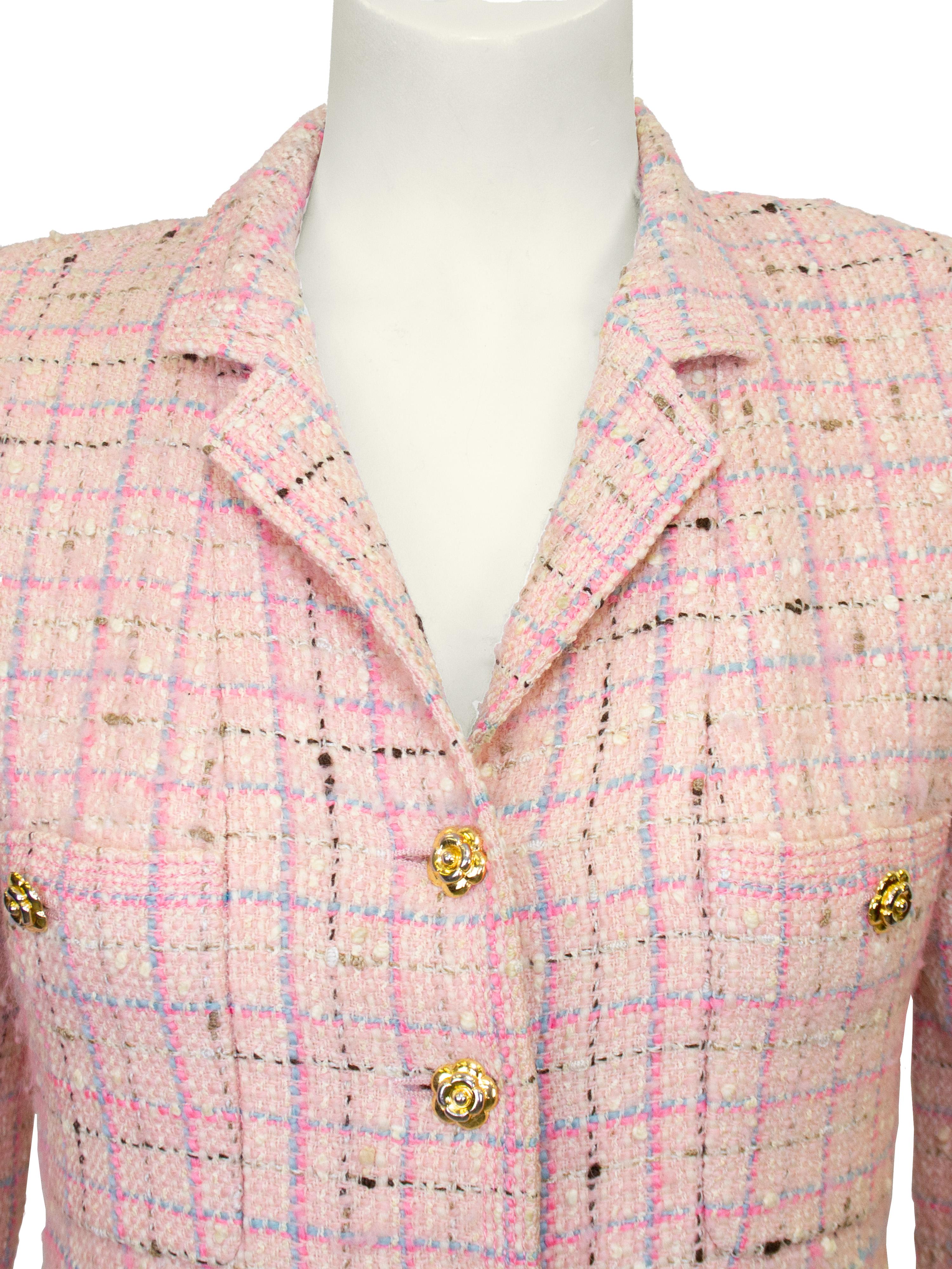 Abito a cappotto in tweed rosa Chanel dei primi anni '90 con bottoni dorati a forma di camelia In condizioni buone in vendita a Toronto, Ontario