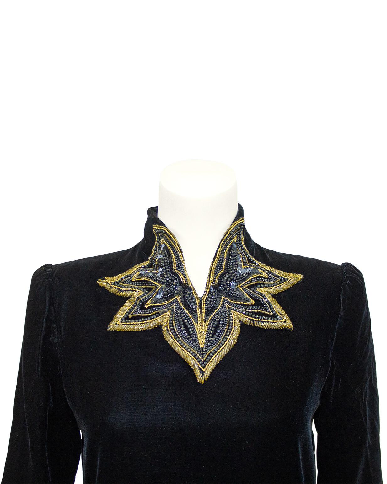 1980er Jean-Louis Scherrer Schwarzes Samtkleid mit schwarzer und goldener Perlenstickerei Damen im Angebot