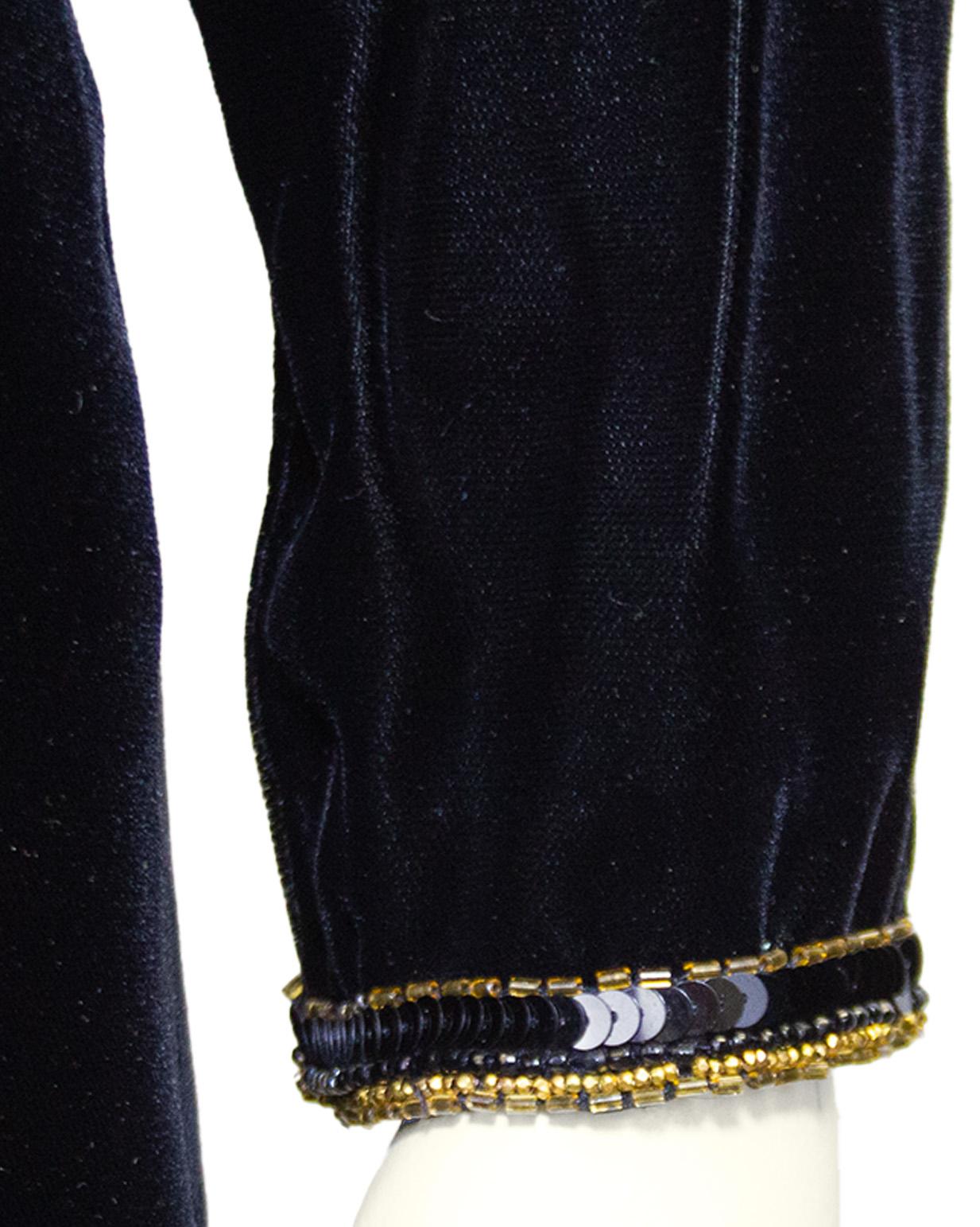 1980er Jean-Louis Scherrer Schwarzes Samtkleid mit schwarzer und goldener Perlenstickerei im Angebot 1