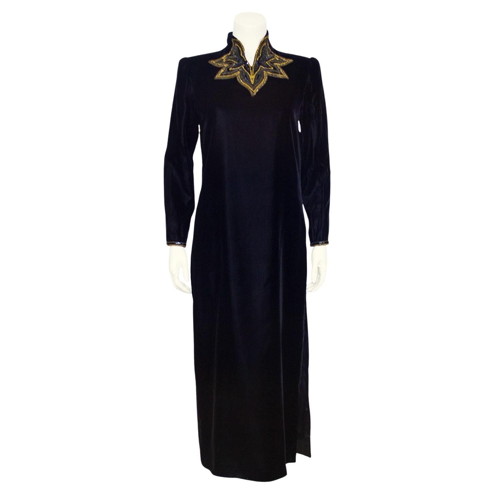 1980er Jean-Louis Scherrer Schwarzes Samtkleid mit schwarzer und goldener Perlenstickerei im Angebot