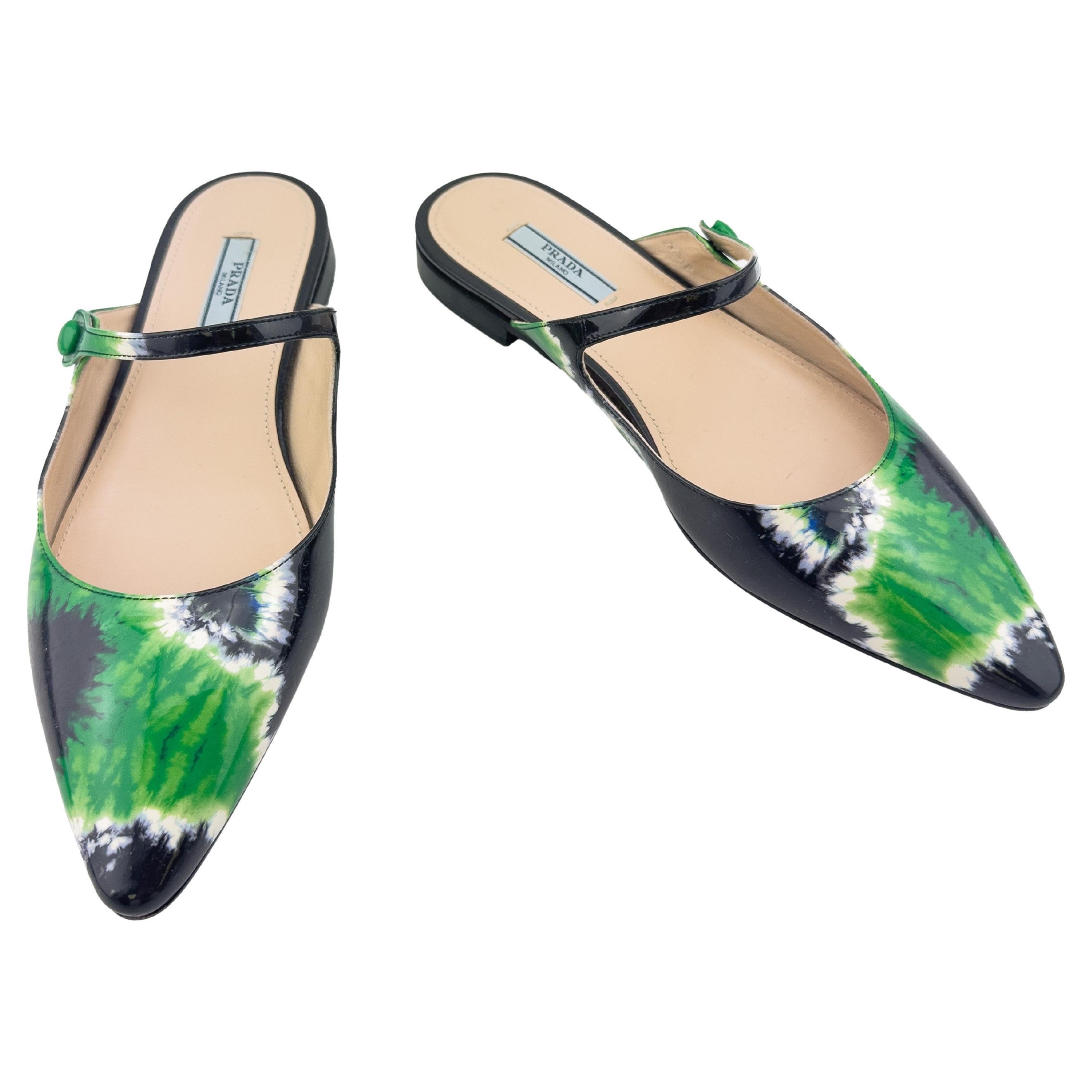 Printemps/été 2019 Prada Mules plates en cuir verni Tie Dye vert et noir en vente