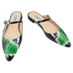 Mules piatte in pelle verniciata verde e nera di Prada per la primavera/estate 2019