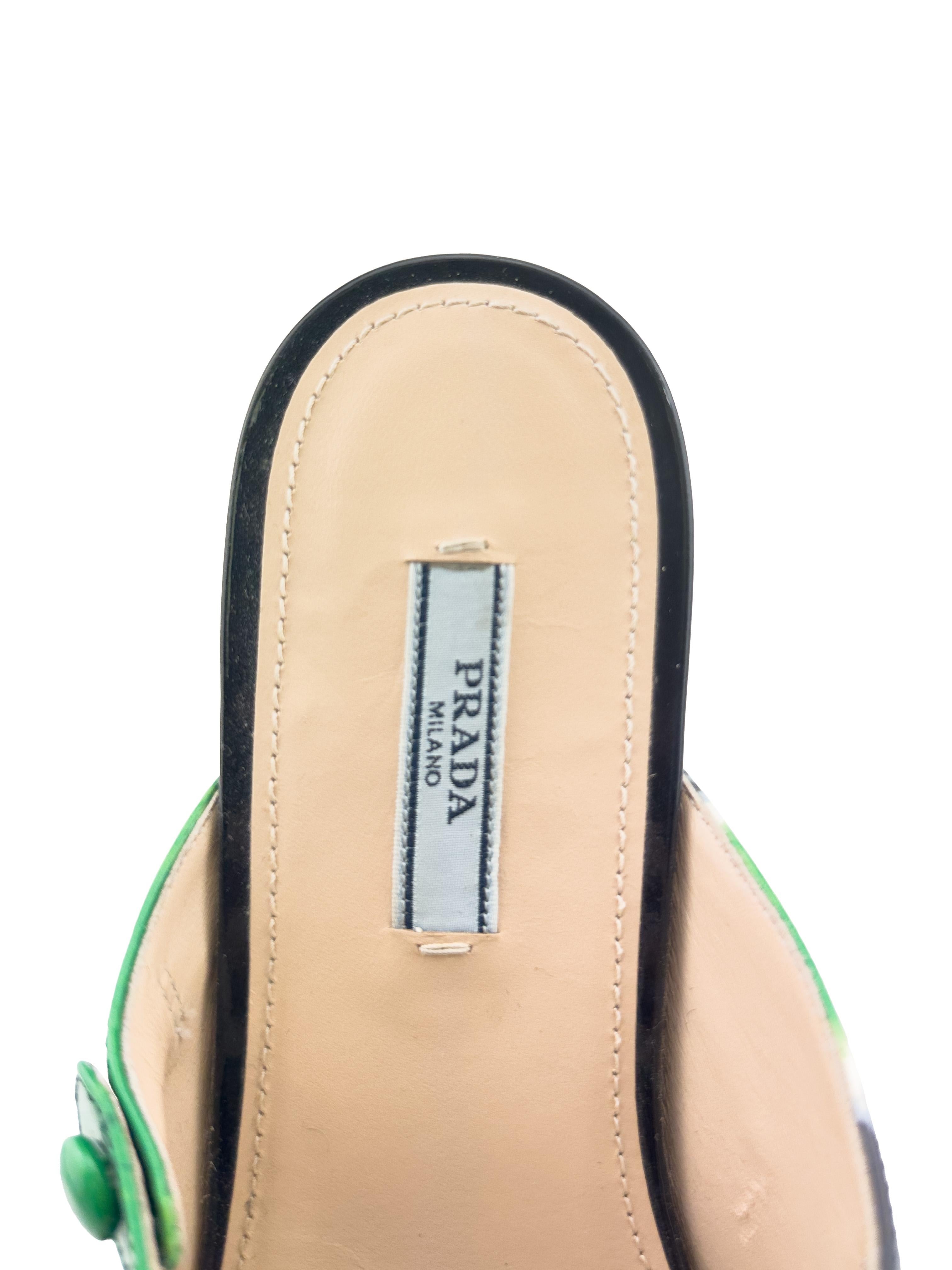 Printemps/été 2019 Prada Mules plates en cuir verni Tie Dye vert et noir Pour femmes en vente