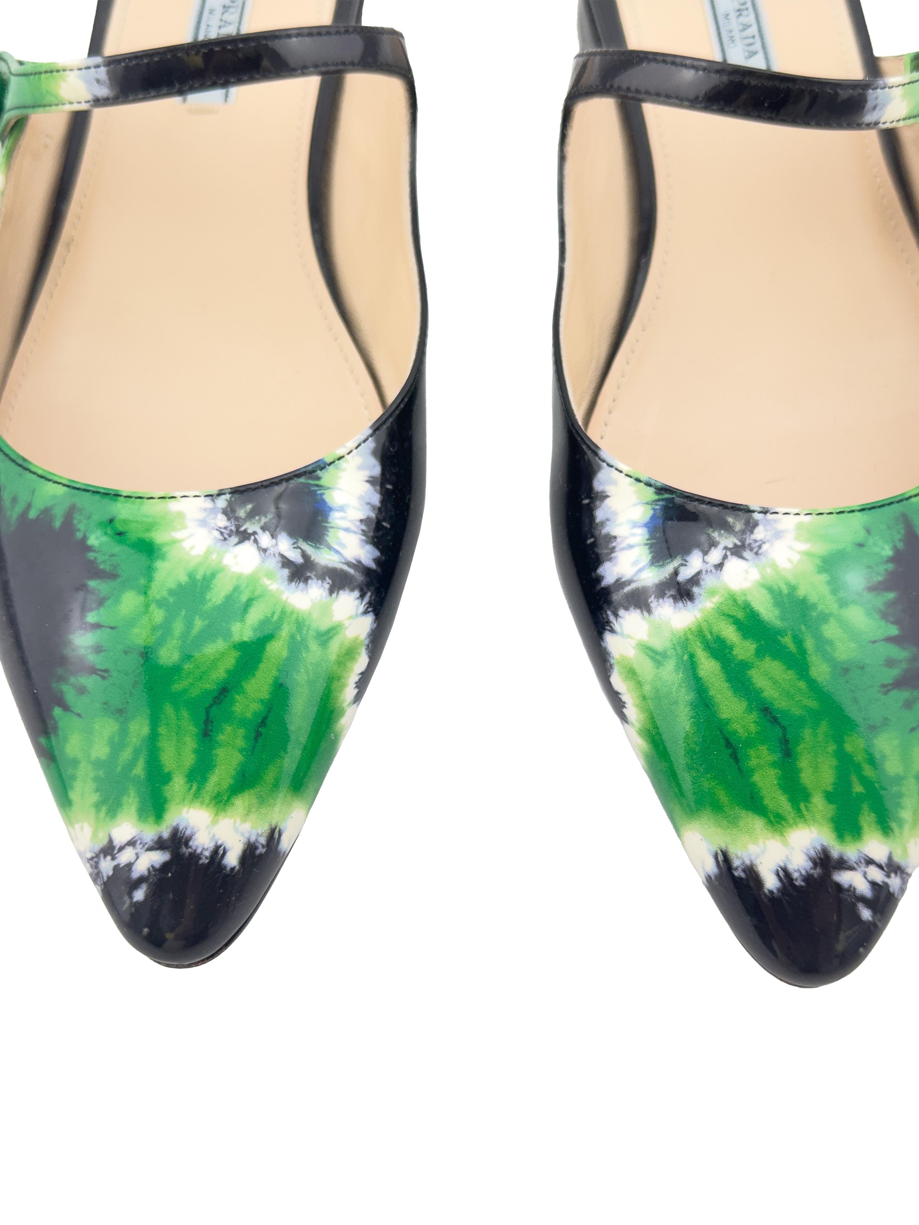 Beige Printemps/été 2019 Prada Mules plates en cuir verni Tie Dye vert et noir en vente