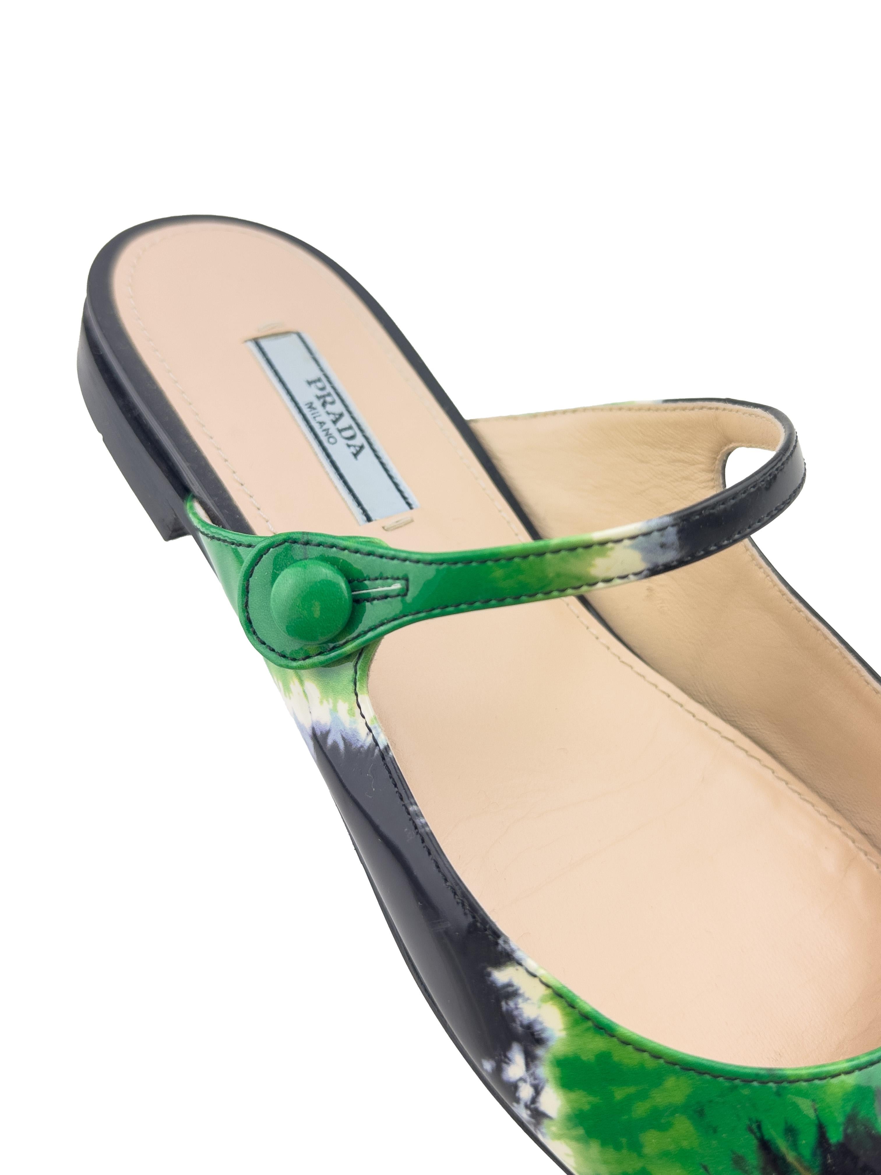 Printemps/été 2019 Prada Mules plates en cuir verni Tie Dye vert et noir Bon état - En vente à Toronto, Ontario
