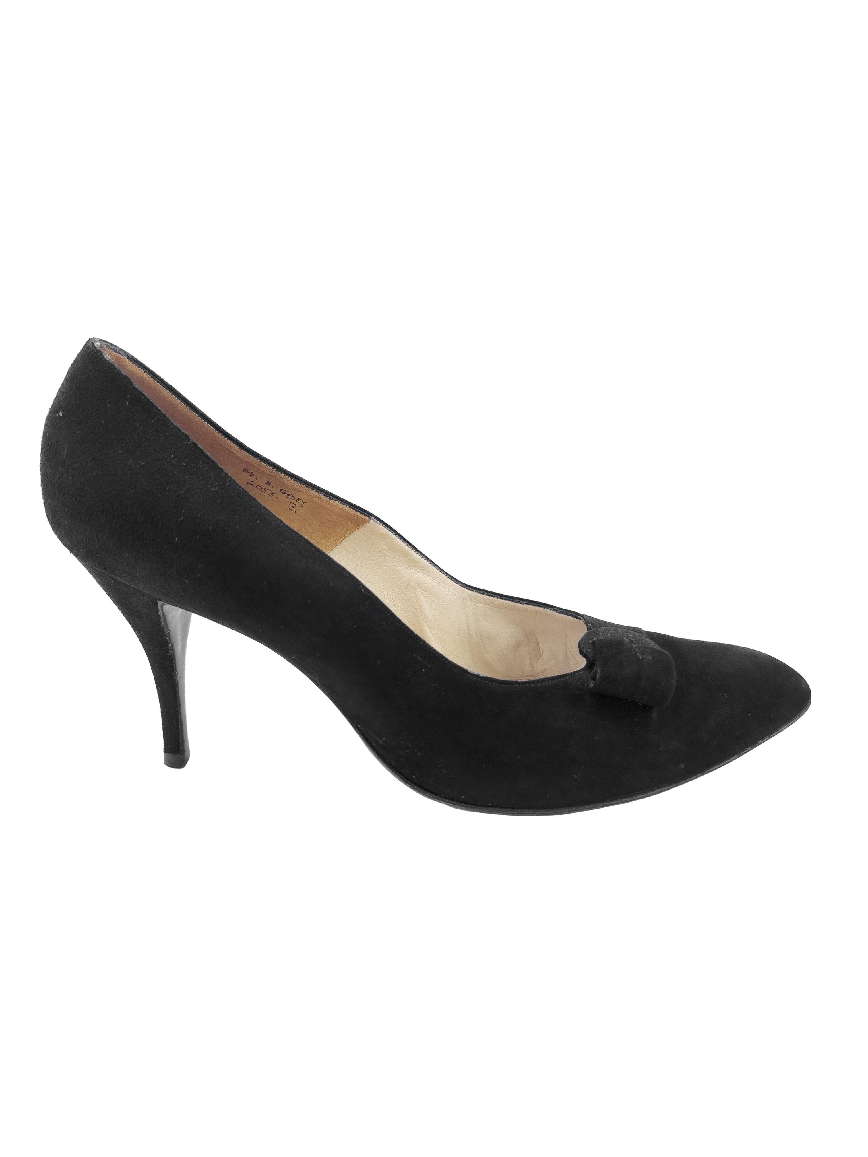 Décolleté Christian Dior della fine degli anni '50, realizzate in collaborazione con il leggendario designer di scarpe Roger Vivier. In pelle scamosciata nera, con una silhouette a punta ornata da dettagli di fibbie tonali e rifinita con un sottile
