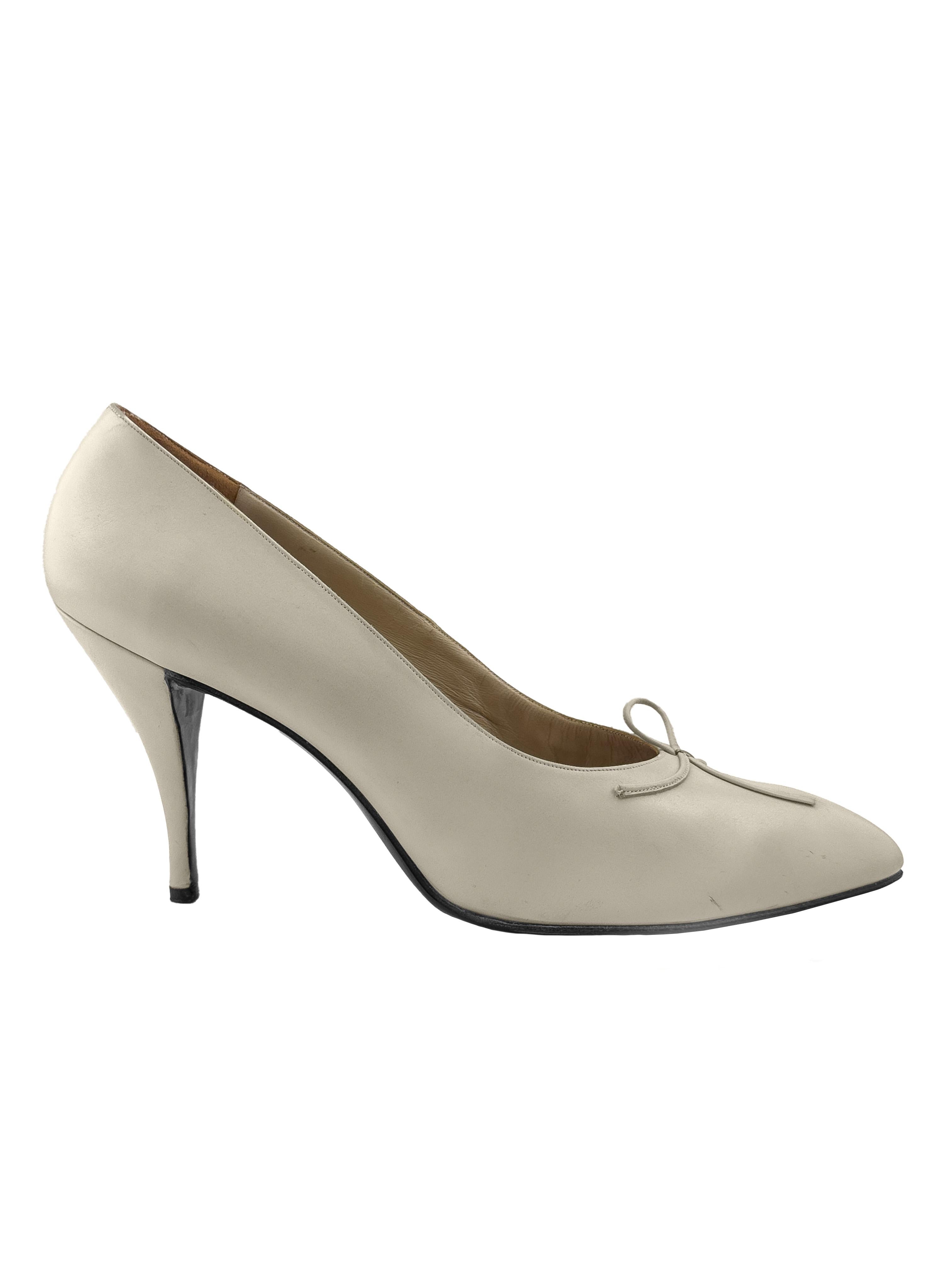 L'eleganza senza tempo incontra l'allure di metà secolo in queste squisite décolleté Christian Dior della fine degli anni '50, realizzate in collaborazione con il leggendario designer di scarpe Roger Vivier. Realizzata in morbida pelle beige chiaro,