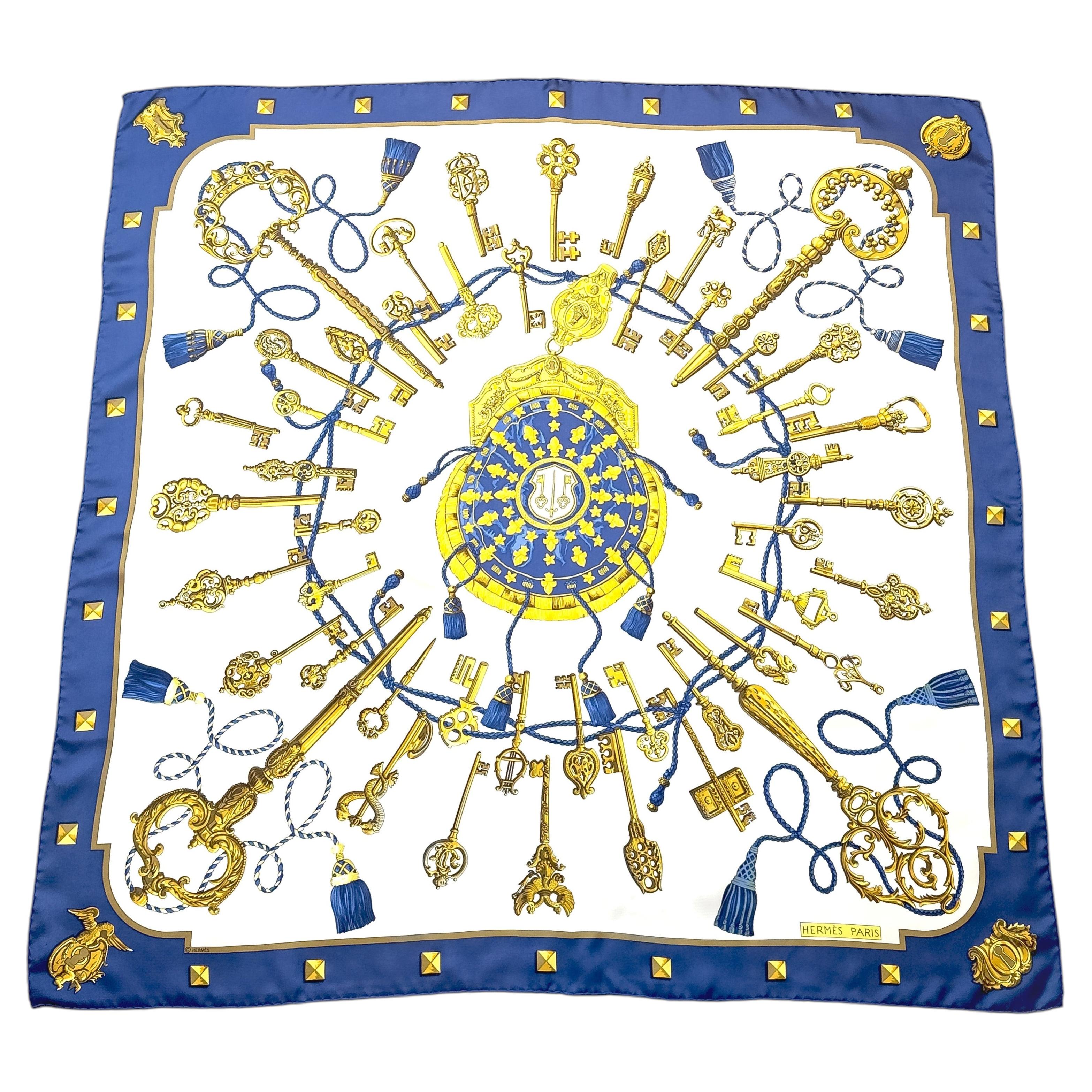 Foulard en soie Hermès bleu et or « Les Clés » des années 1960, par Caty Latham