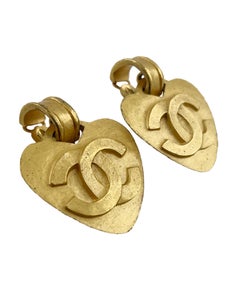Collezione 95P: orecchini a clip Chanel a forma di cuore, modello Statement