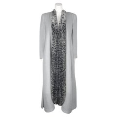 Manteau swing gris clair Giorgio Armani des années 1990, issu d'un défilé, avec doublure en fausse fourrure