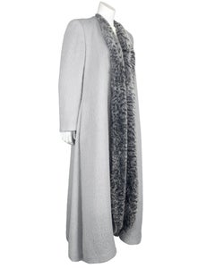 Cappotto svasato grigio chiaro di Giorgio Armani degli anni '90, visto in passerella, con fodera in pelliccia sintetica