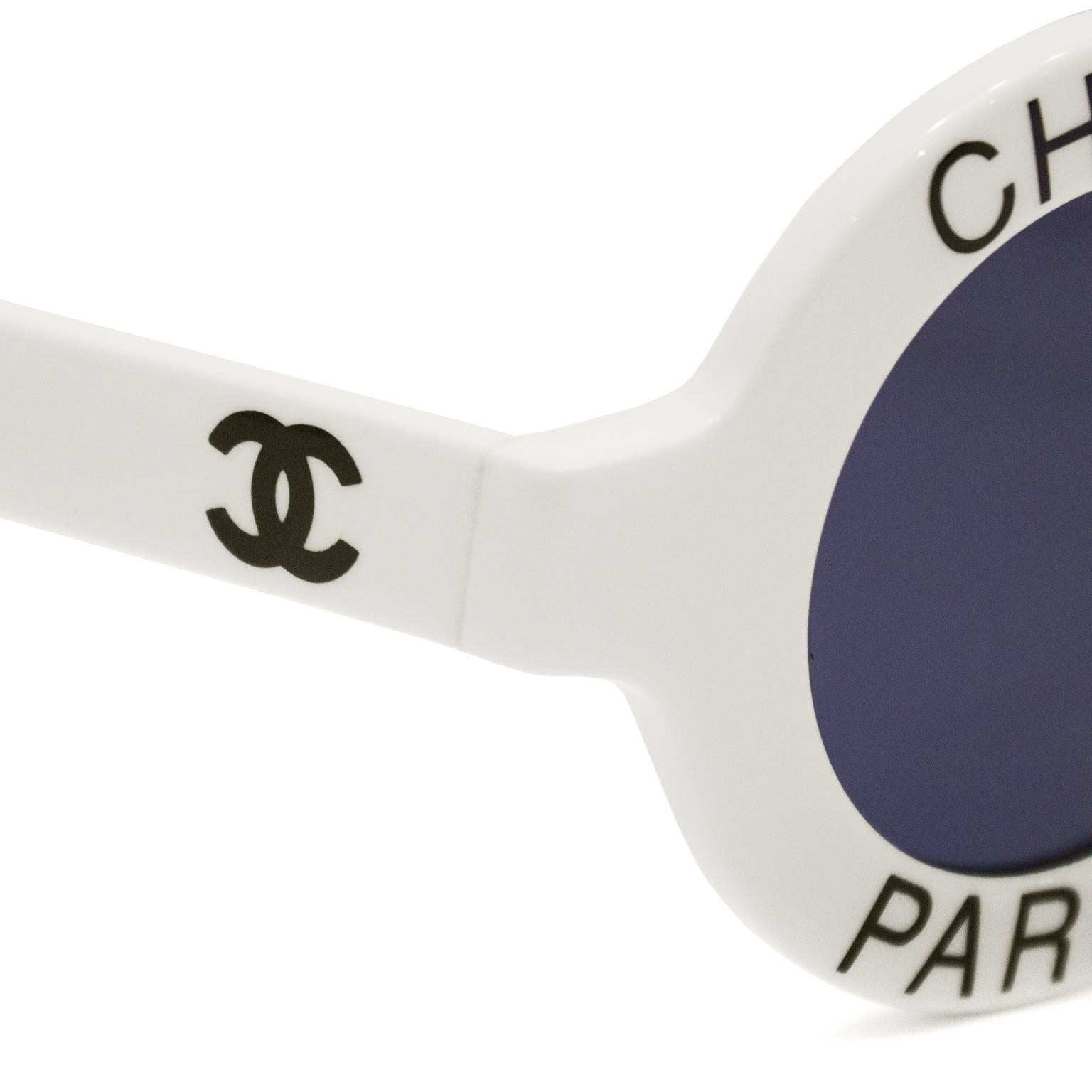 Gris Lunettes de soleil rondes Chanel Paris blanches emblématiques des années 1990  en vente