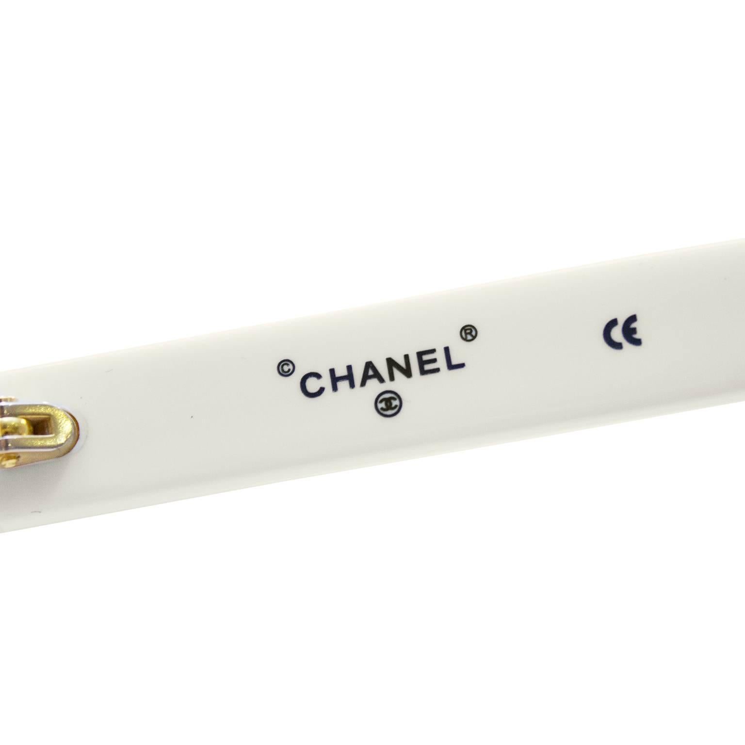 Lunettes de soleil rondes Chanel Paris blanches emblématiques des années 1990  Excellent état - En vente à Toronto, Ontario