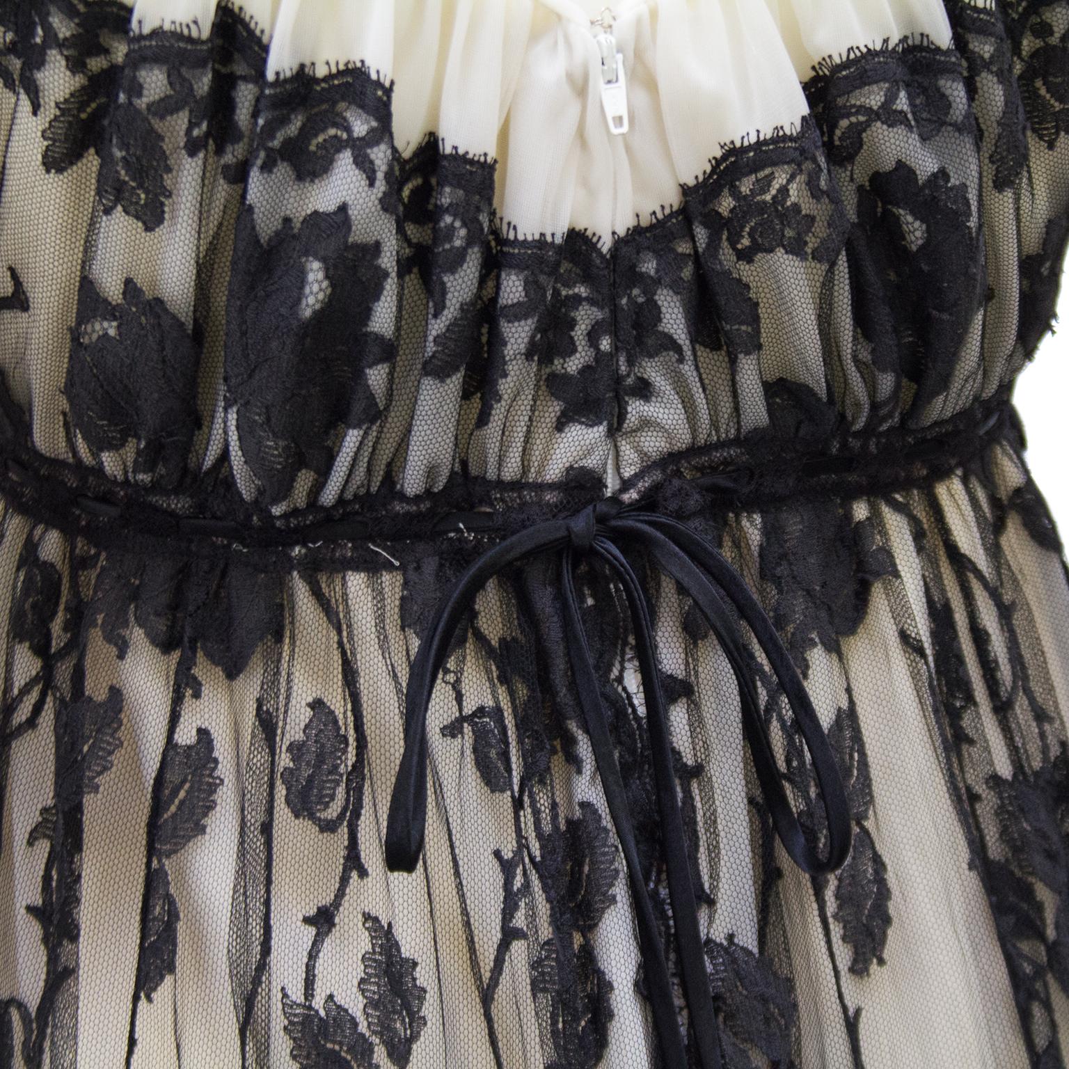 1960er Lucie Ann Cremefarbenes Kleid mit schwarzem Spitzenüberzug im Angebot 1
