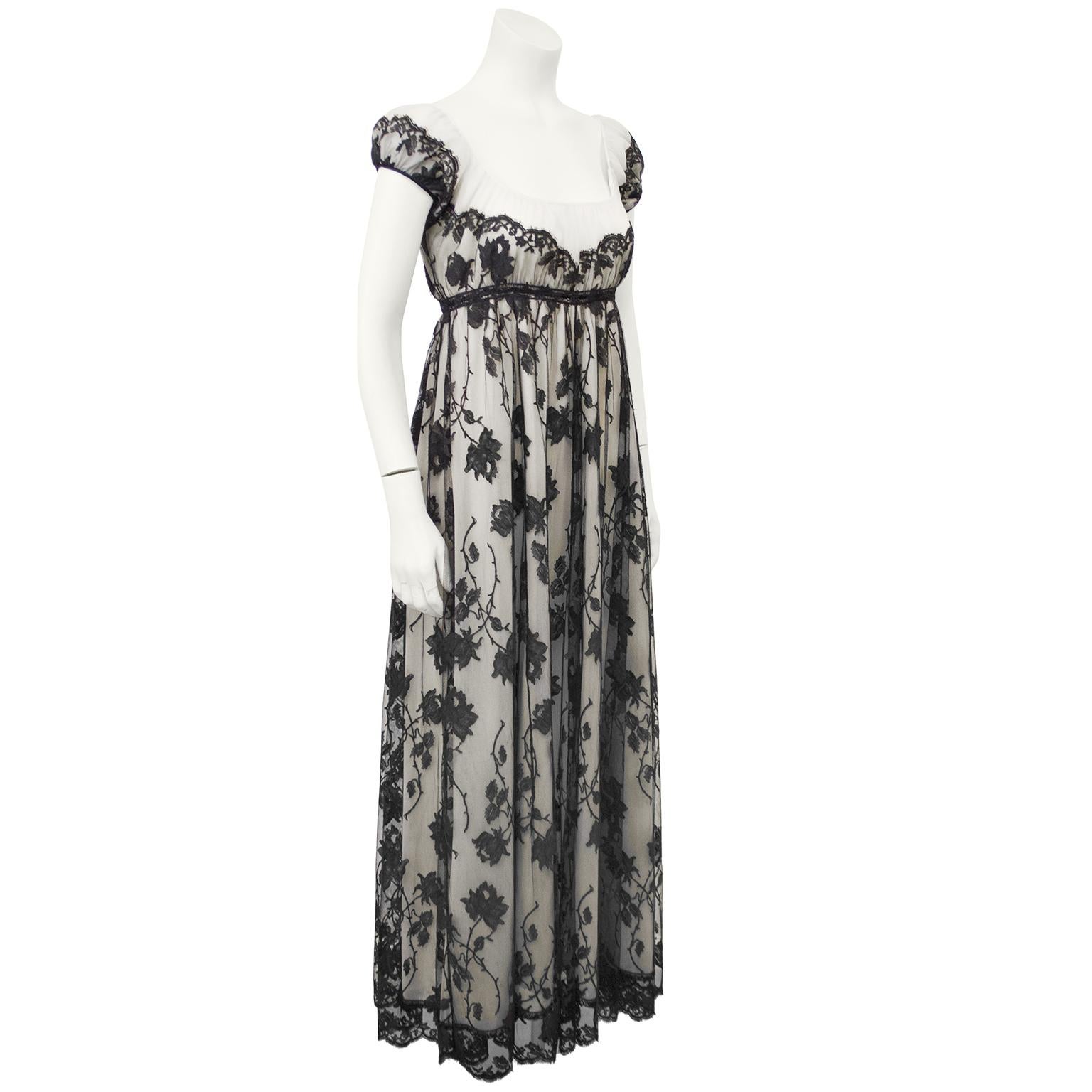 Erstaunliche schwarze Spitze über Nylon-Dessous/Kleid von der berühmten Lucie Ann aus Beverly HIlls. Dieses Stück könnte ursprünglich als Unterwäsche getragen worden sein, wurde aber von der ursprünglichen Besitzerin verändert und an der Rückennaht