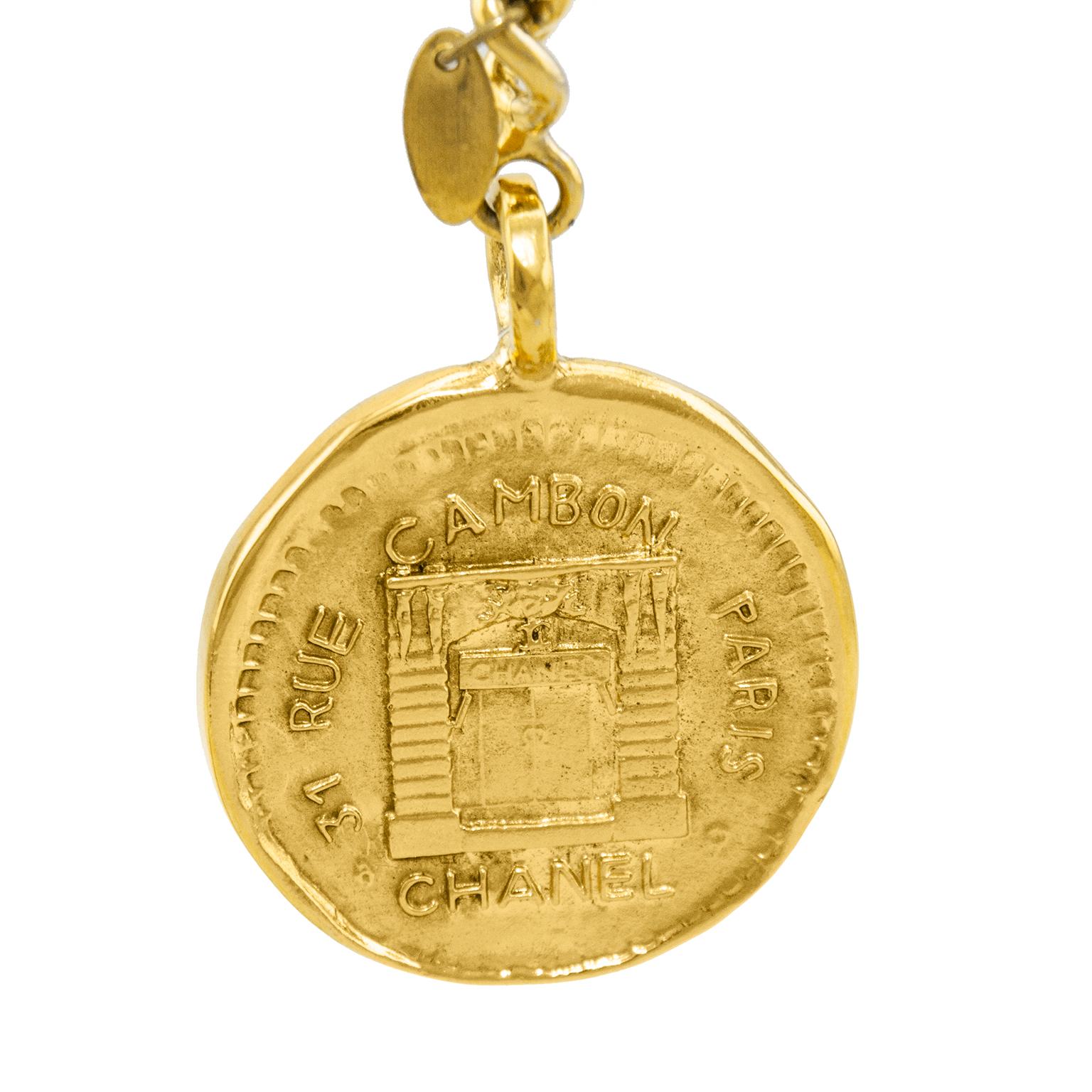 1984 Chanel Rue Cambon Stamped Coin Keychain im Zustand „Hervorragend“ in Toronto, Ontario