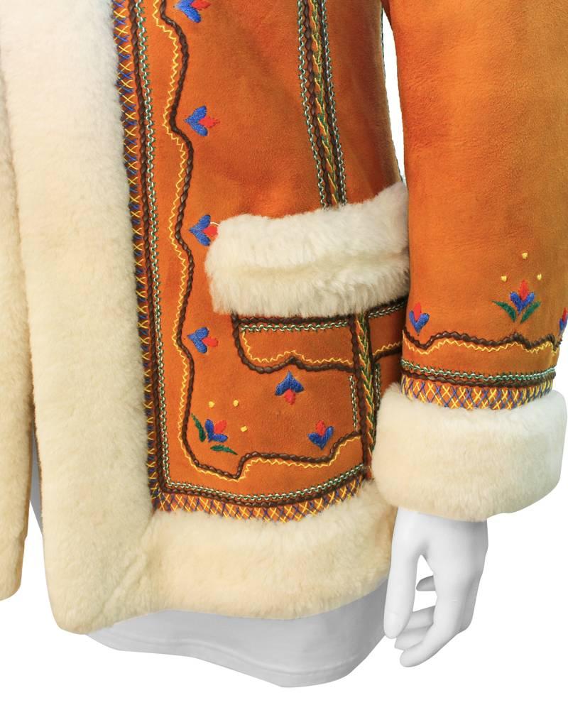 1970's Tan Shearling bestickter Mantel für Damen oder Herren im Angebot