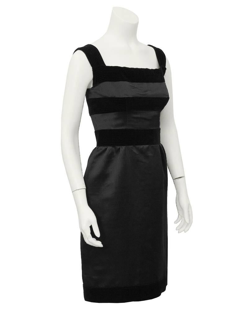 Vestido de cóctel Louis Feraud negro de seda gazar y terciopelo de la alta costura francesa de 1960 en excelente estado vintage. Tirantes gruesos de terciopelo y detalles de terciopelo en el corpiño y el dobladillo. Ajustada al cuerpo y con falda