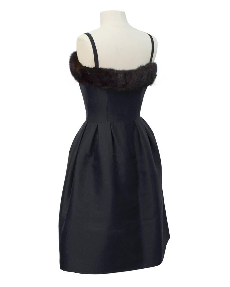 Elegantes schwarzes Seidencocktailkleid aus den späten 1960er Jahren mit Korsettbustier und dunkelbraunem, mit Nerzpelz besetztem Mieder. Der volle Rock verleiht dem Kleid einen Hauch von Volumen. Handgefertigt und fertiggestellt für einen sehr