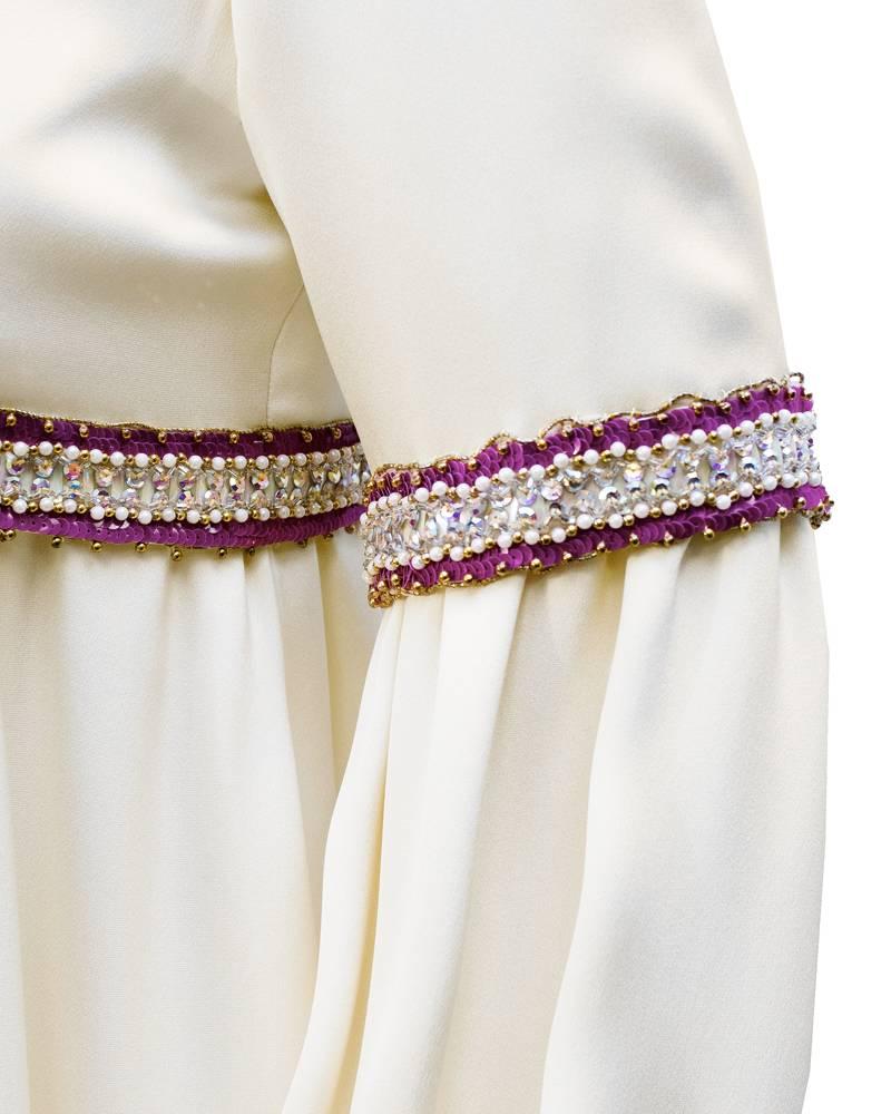 1970er Guy Laroche Haute Couture Cremefarbenes Seidenkleid mit Perlenbesatz im Zustand „Gut“ im Angebot in Toronto, Ontario