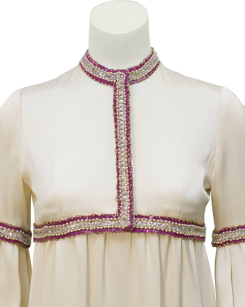 1970er Guy Laroche Haute Couture Cremefarbenes Seidenkleid mit Perlenbesatz (Beige) im Angebot